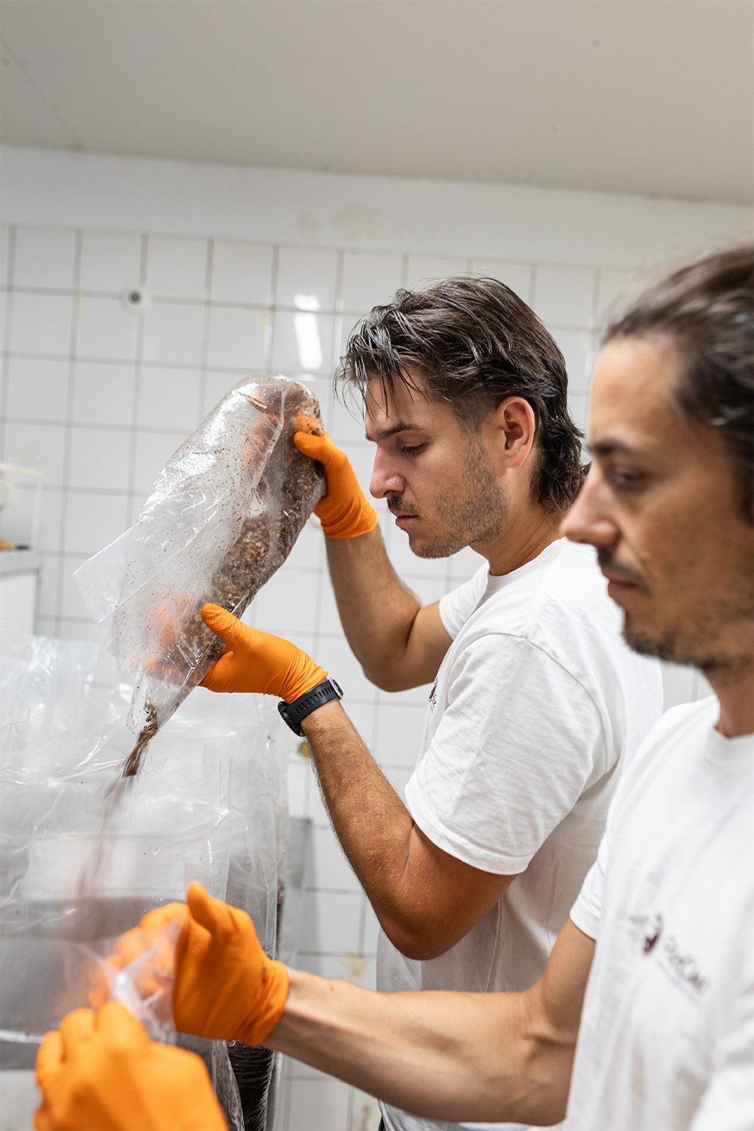 Lorenzo Falcone et son collaborateur Lukas mélangent le blanc de céréales à base de grains de blé ou de seigle.
