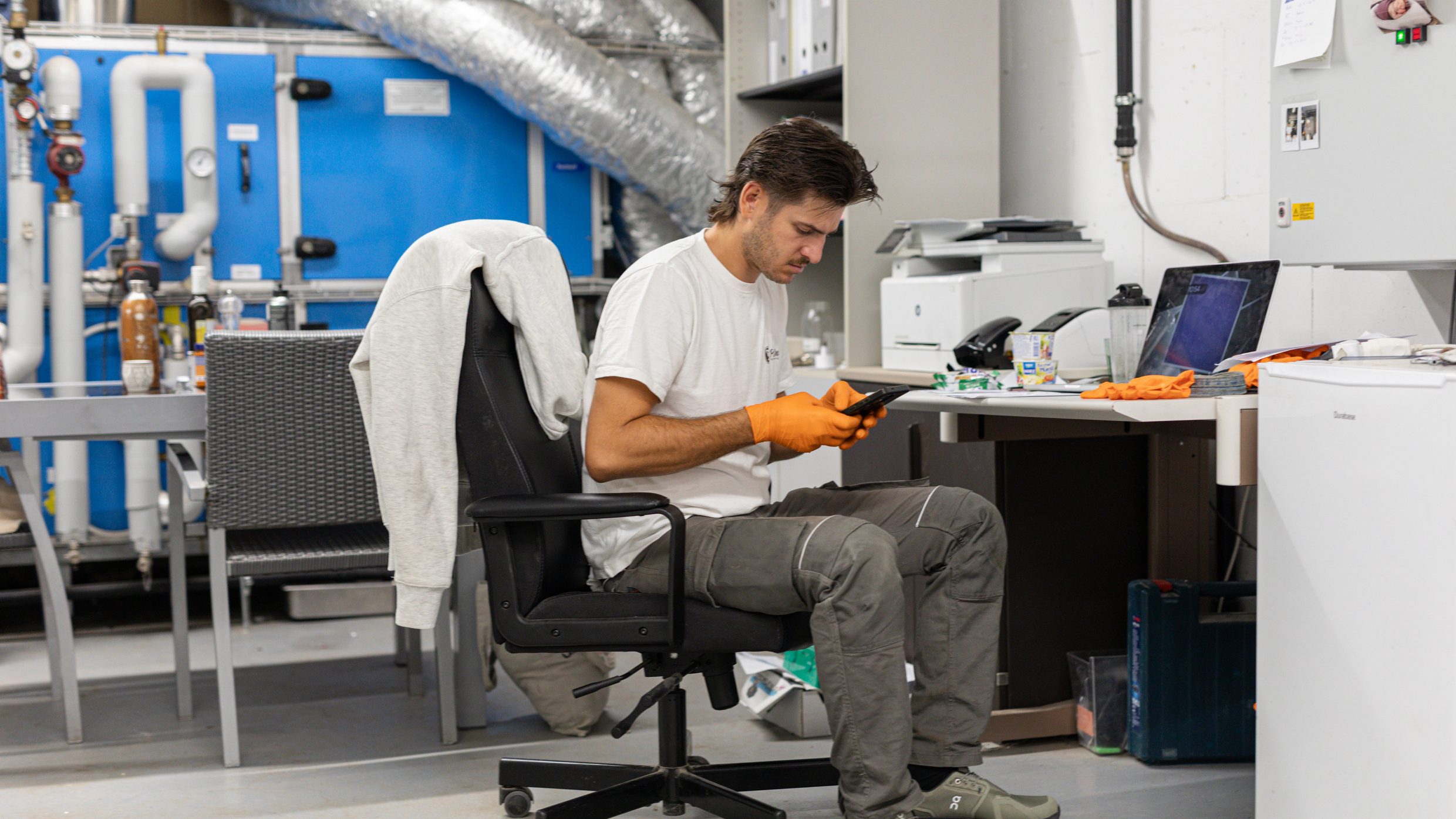 La salle des machines: le bureau de Lorenzo est au cœur de la production des champignons.
