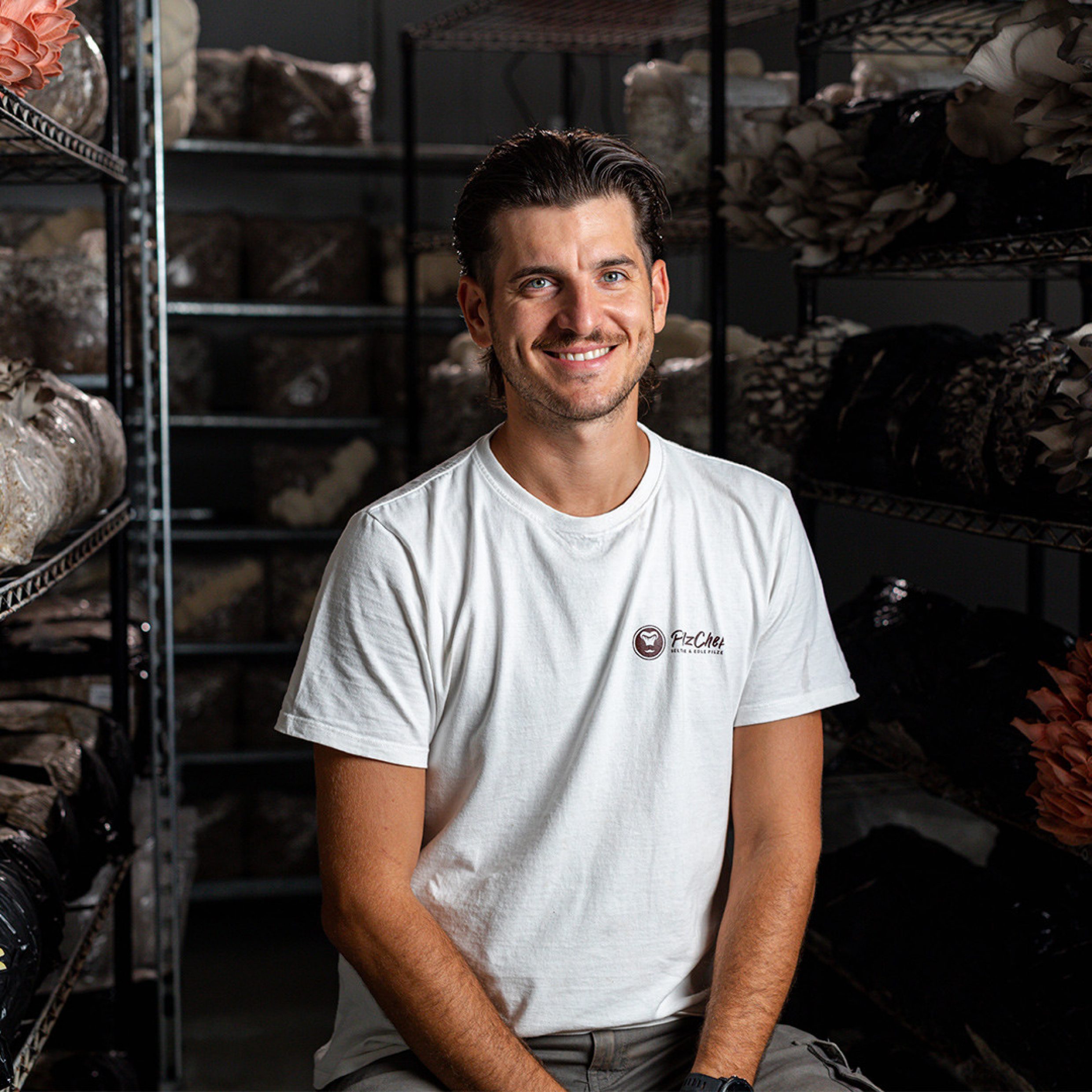 Lorenzo Falcone entouré de champignons comestibles