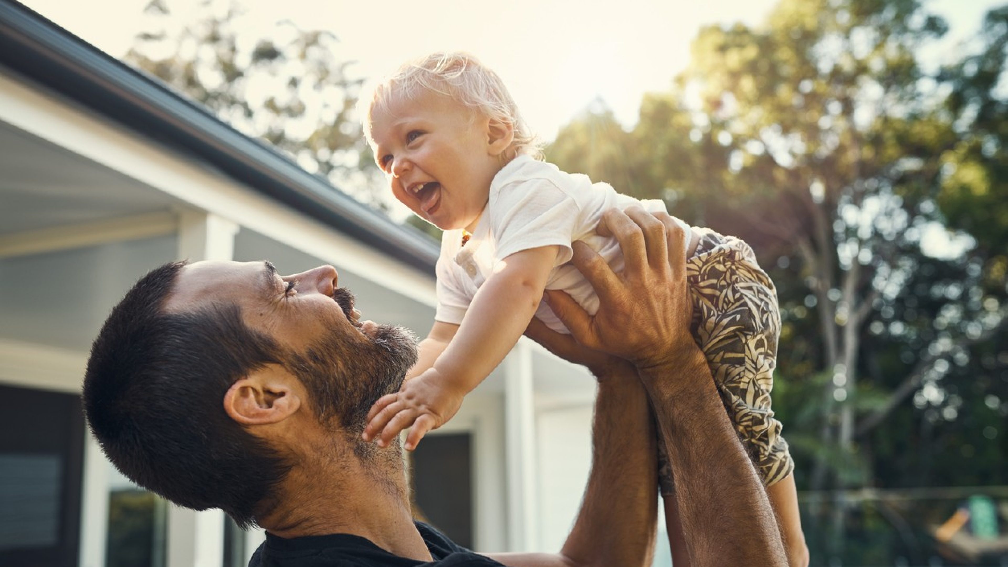 Les parents jouent avec leur enfants