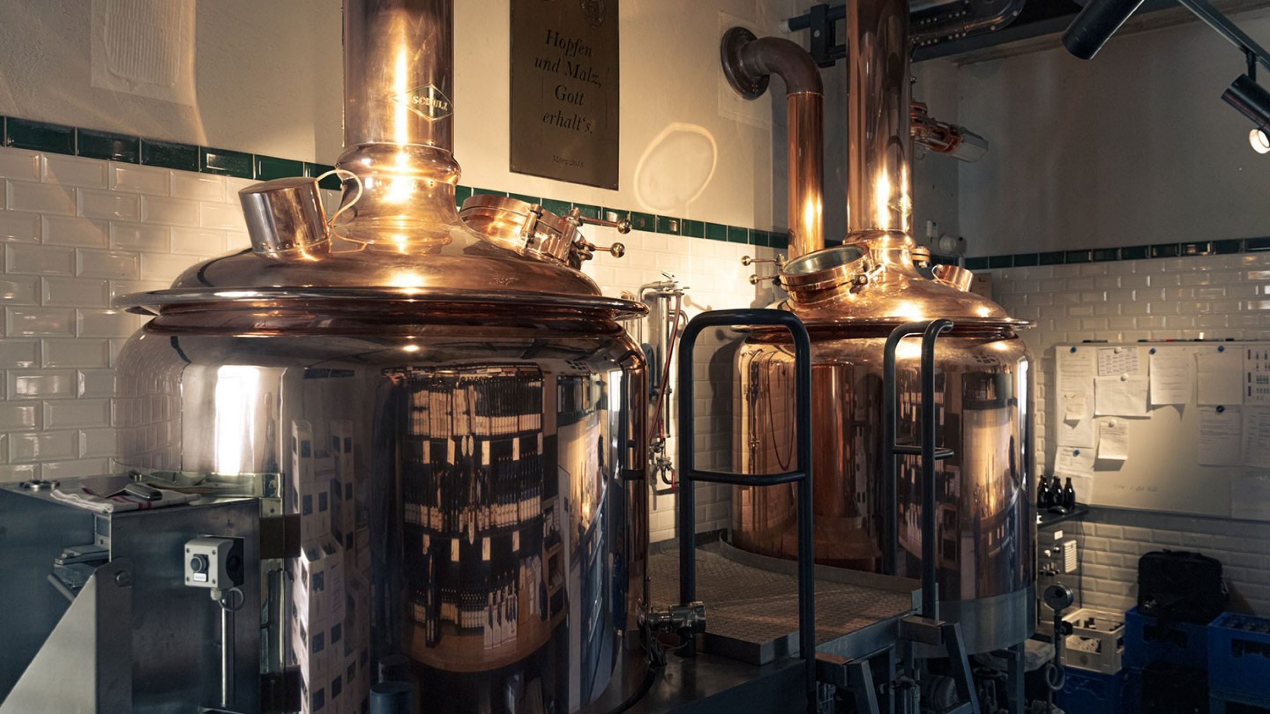 Le cœur de la brasserie: une cuve et un tonneau dans la salle de brassage. Les températures et les temps sont réglés par ordinateur, le reste relève du savoir-faire du brasseur et comporte une grande part de travail manuel.