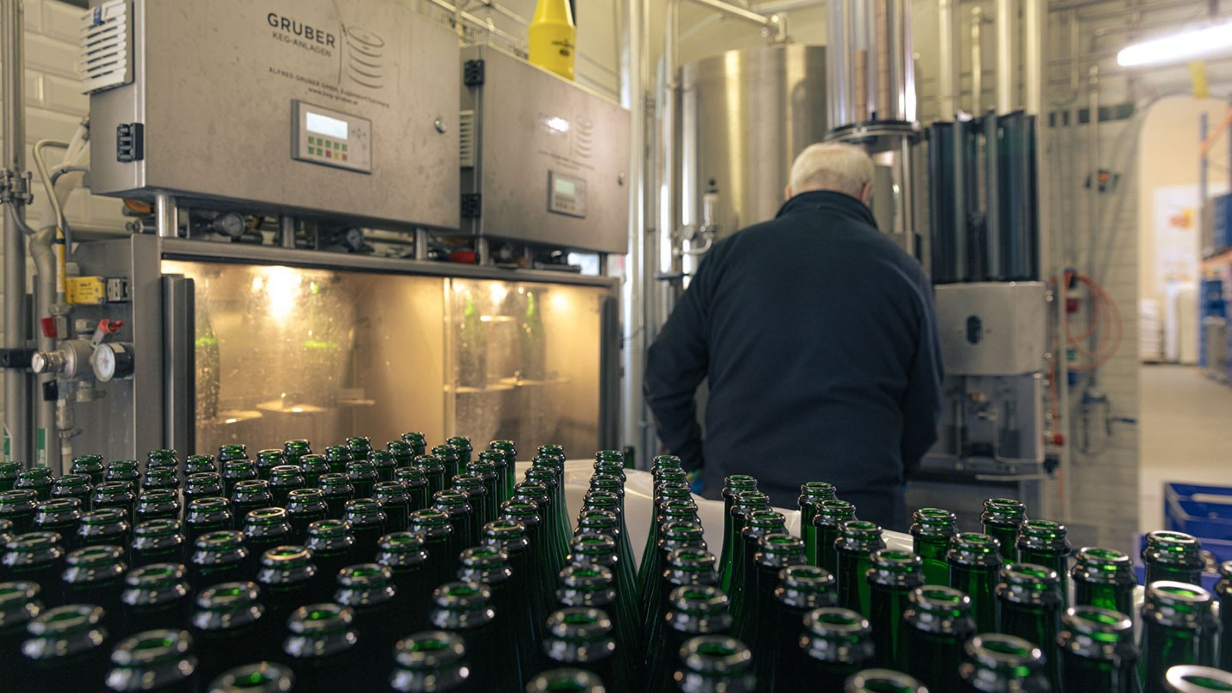 Dans la brasserie de l’abbaye de Fischingen, la mise en bouteille est encore effectuée à la main: jusqu’à 300 000 unités sont produites chaque année. 