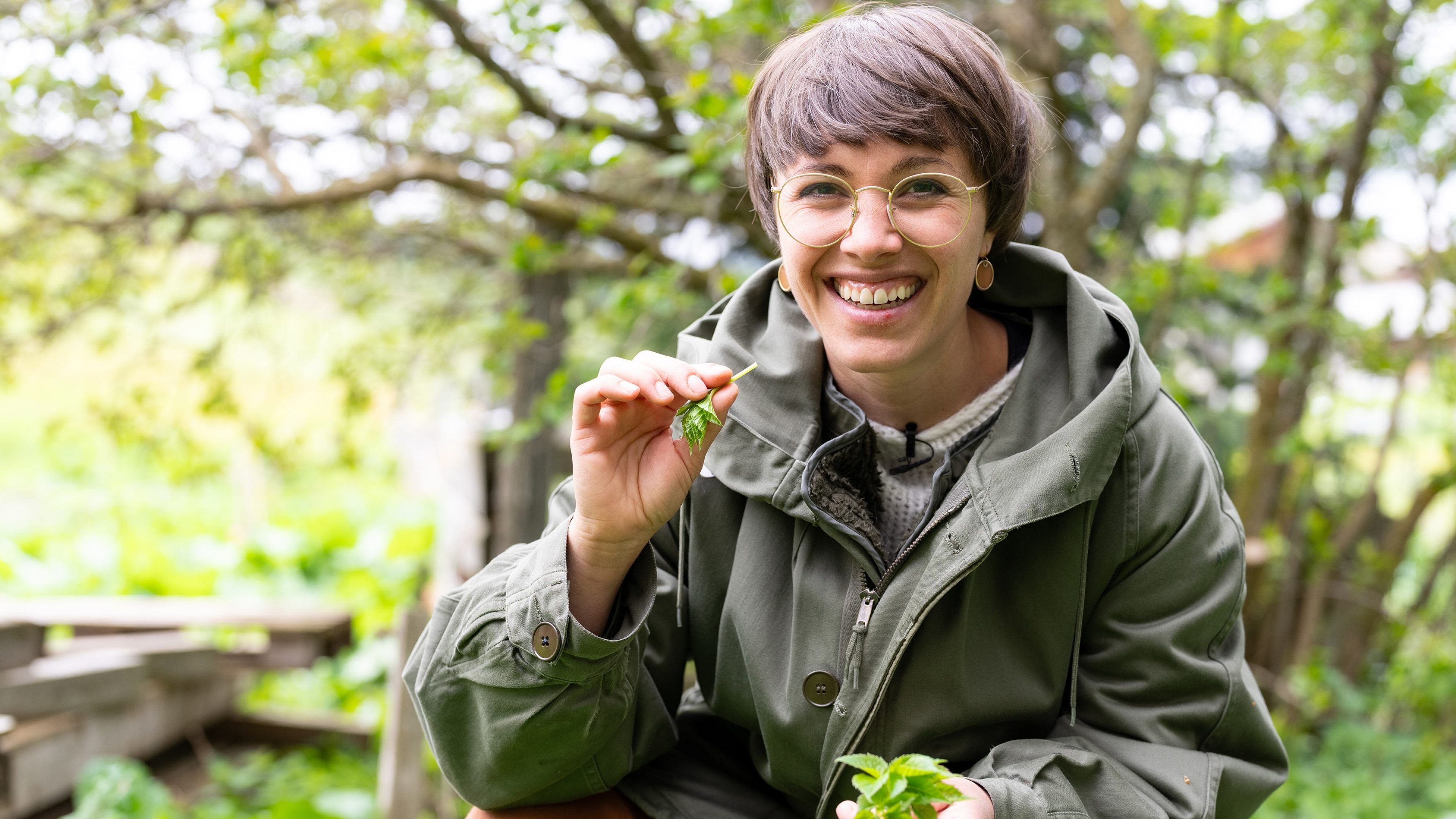 Femme souriante avec des lunettes dans la nature