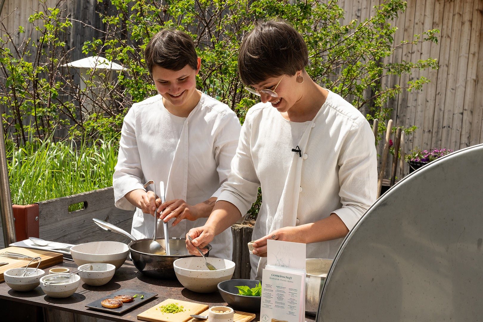 Deux femmes cuisinent ensemble dehors