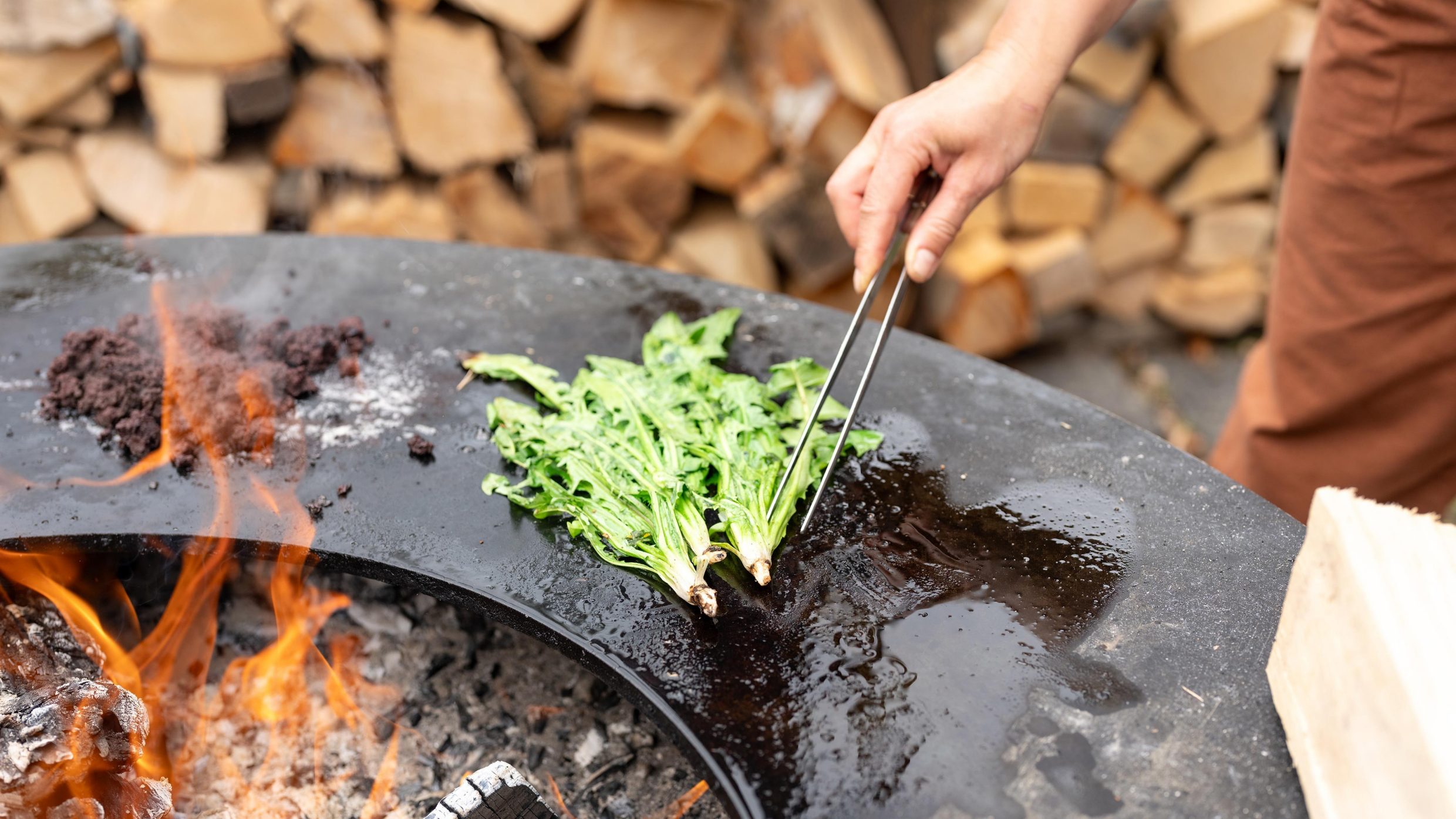 Les légumes sont grillés sur le feu