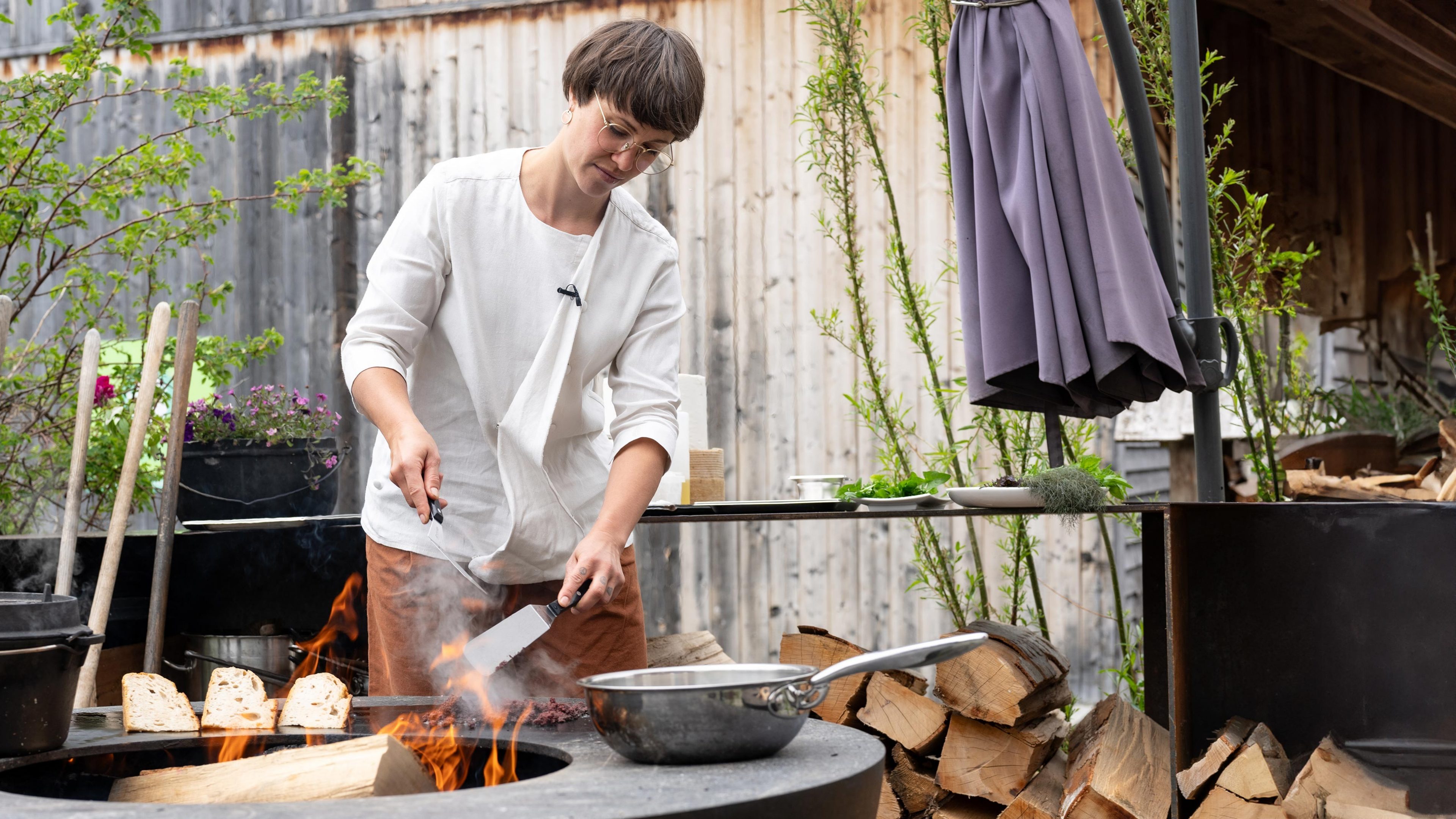 Femme cuisinant sur un bol de feu