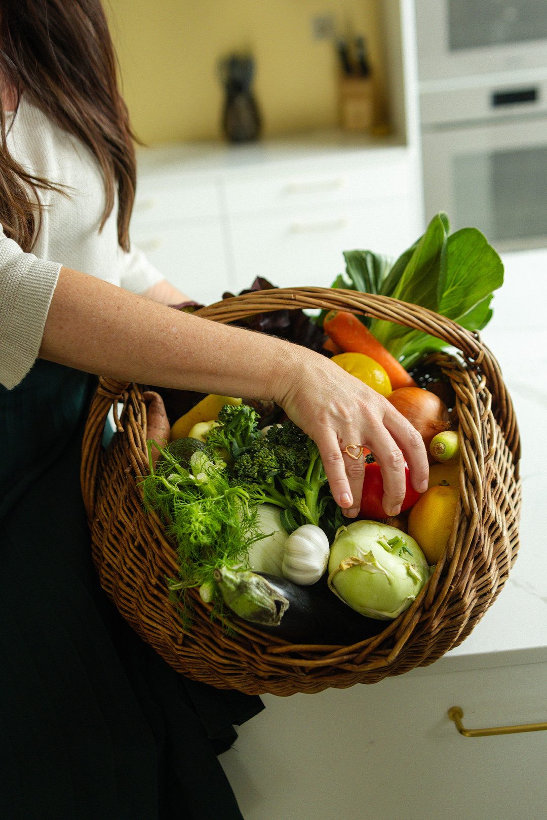 Silvia Triebl tient un panier de fruits et légumes.