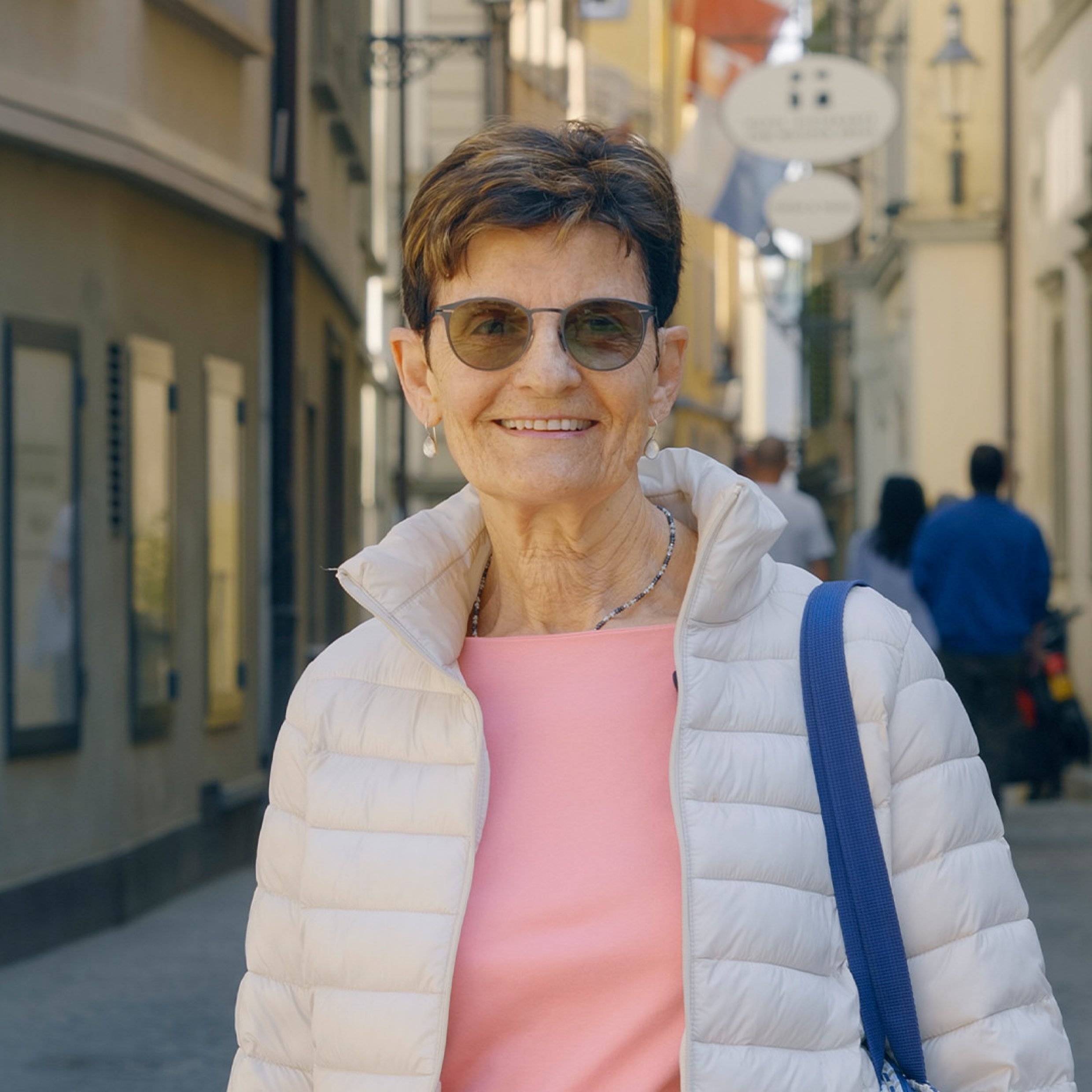 Portrait de Christine en arrière-plan, la vieille ville de Lucerne.