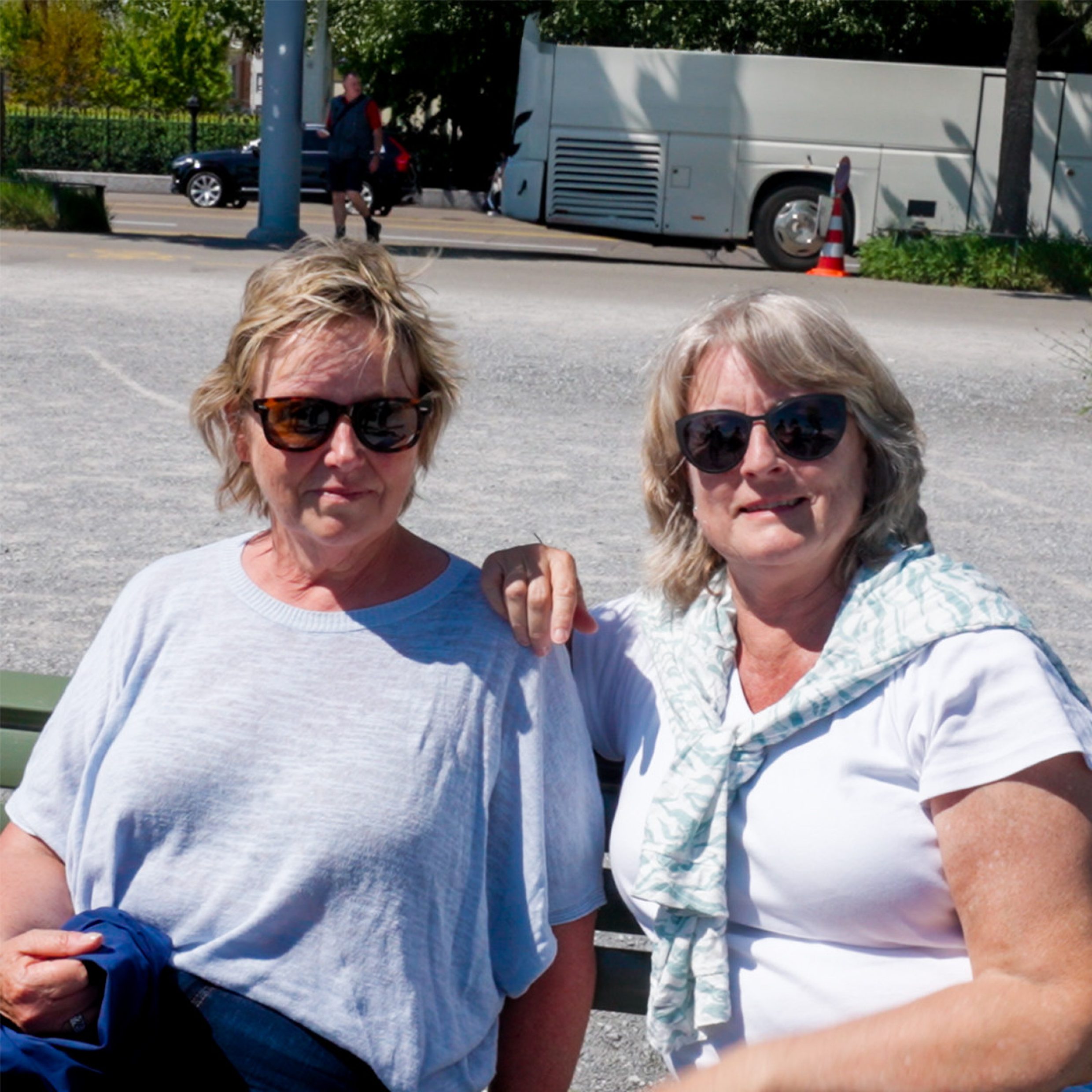 Photographie: Deux femmes assises sur un banc à l’extérieur