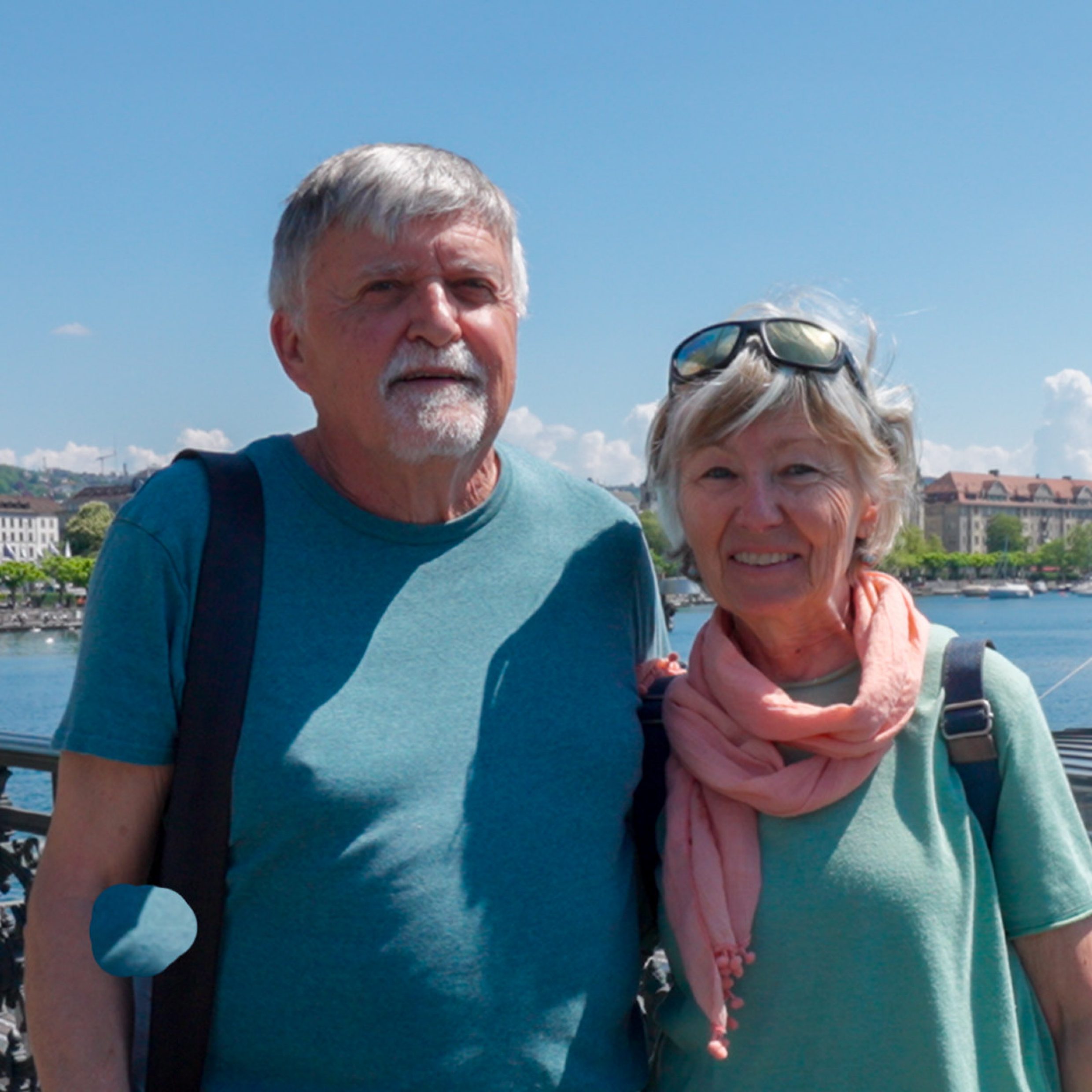 Portrait d’un couple devant un plan d’eau