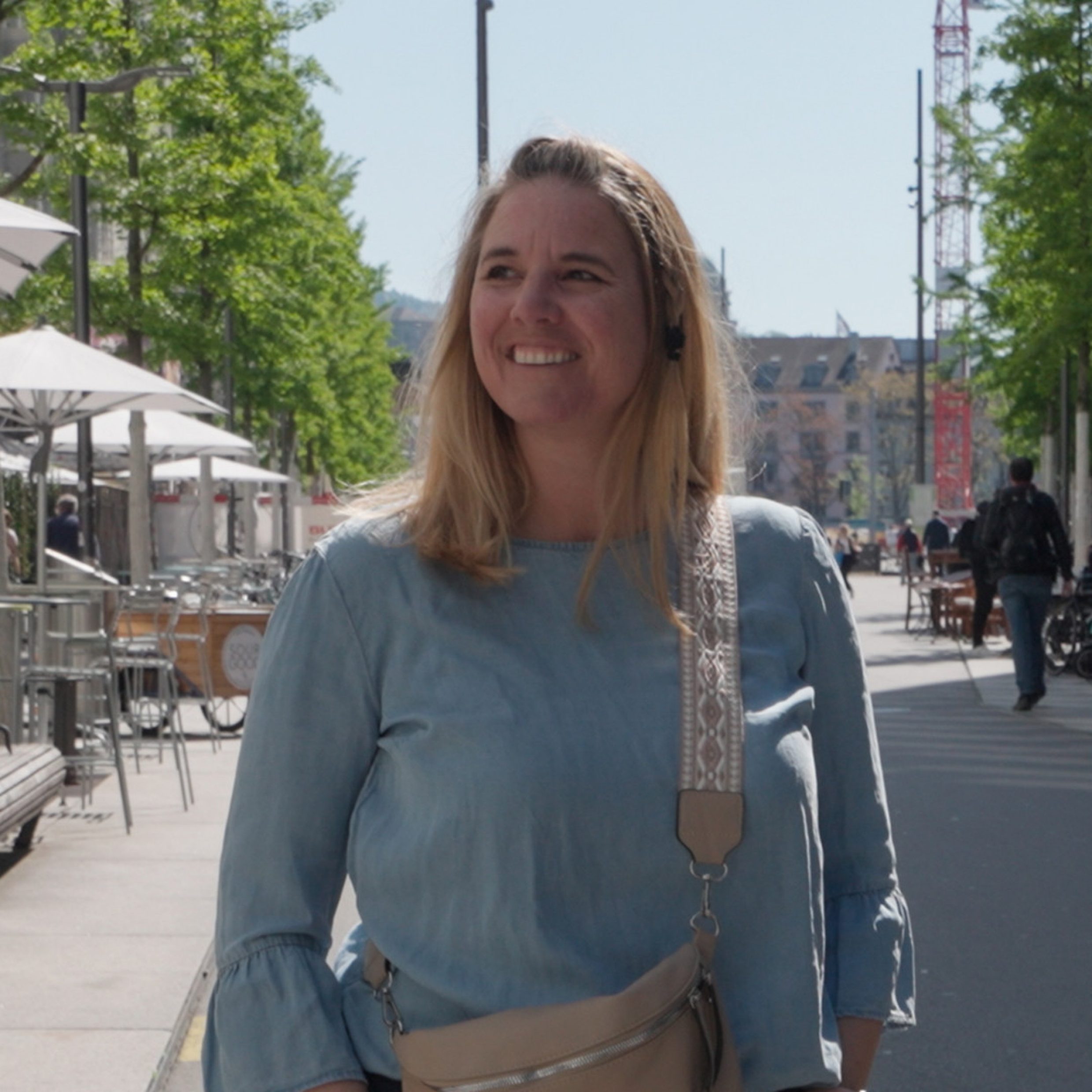 Portrait d’une femme dehors en ville