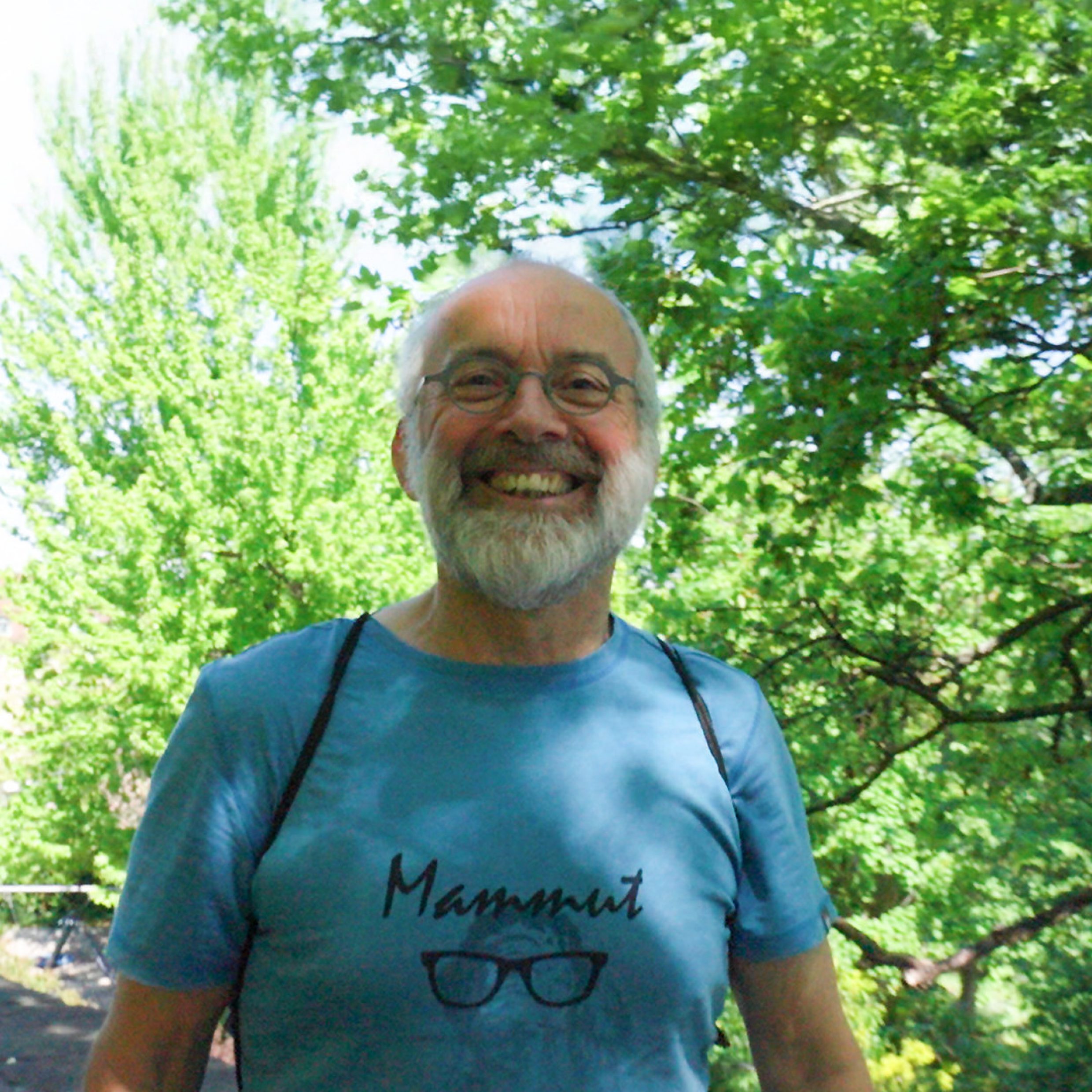 Portrait d’un homme aux cheveux gris dans la nature