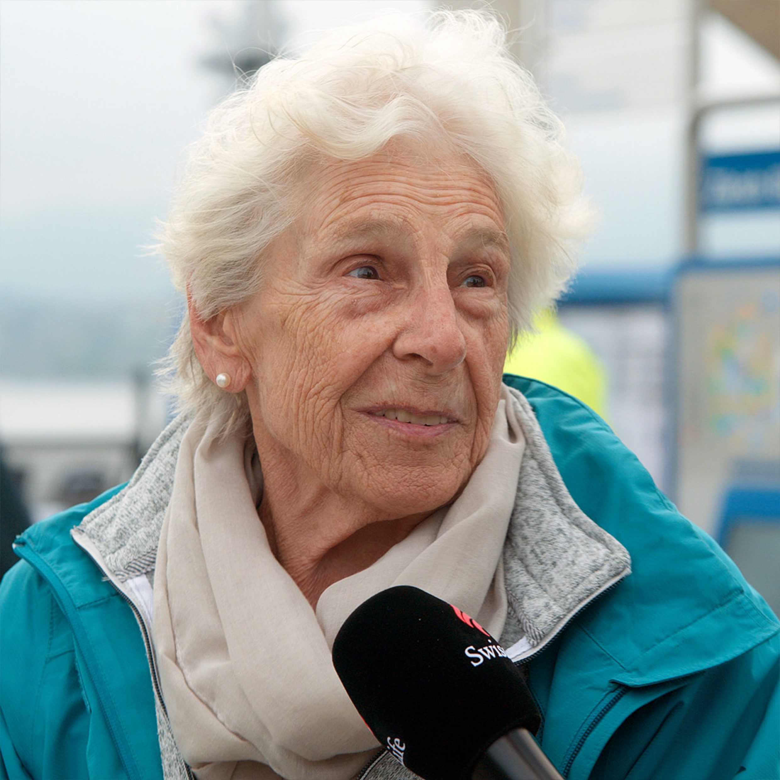 Portrait d’une dame; en arrière-plan, on voit la vieille ville de Zurich.