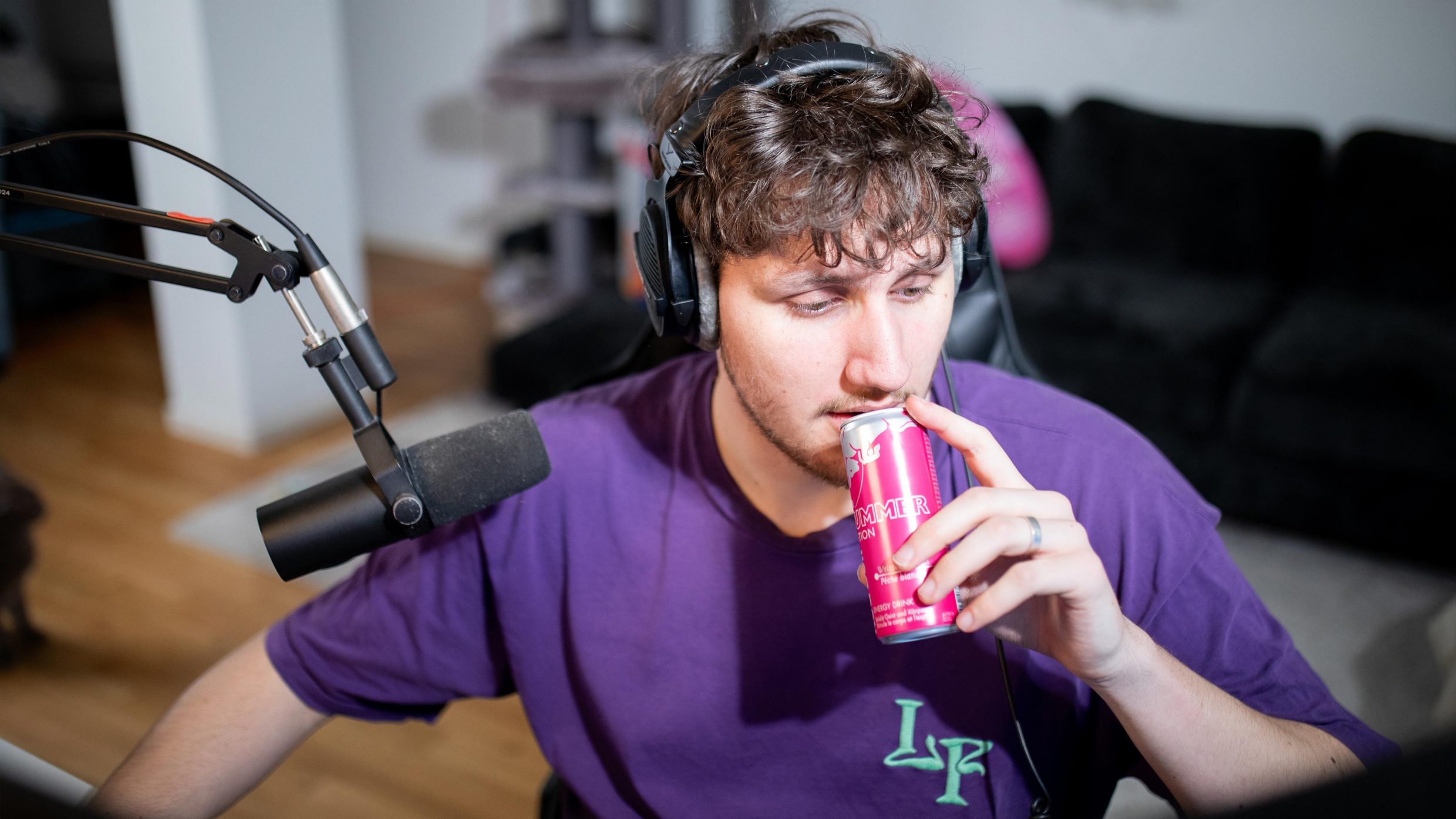 Une autre caractéristique de Max: l’utilisation fréquente de la boisson énergisante. 