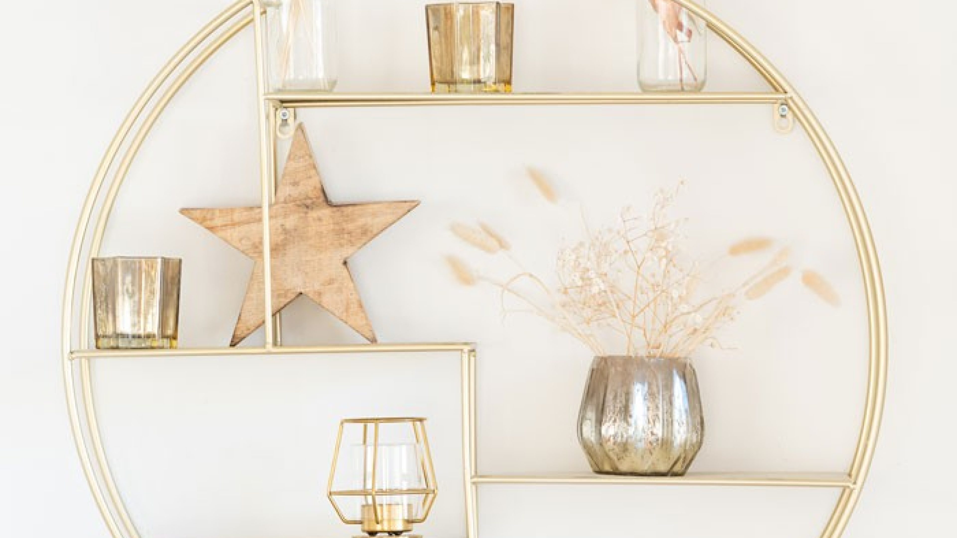 Une étagère ronde avec différents éléments de décoration.