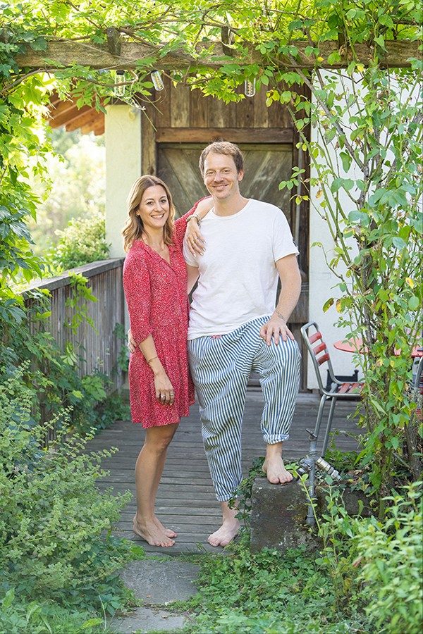 Lena a son bras sur l’épaule de Peter, tous deux sourient à la caméra.