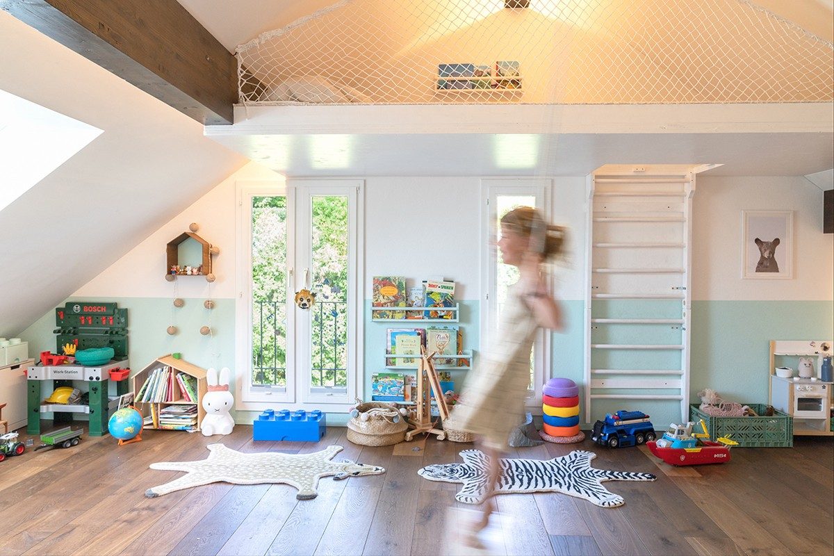 Un enfant se balance dans la chambre.