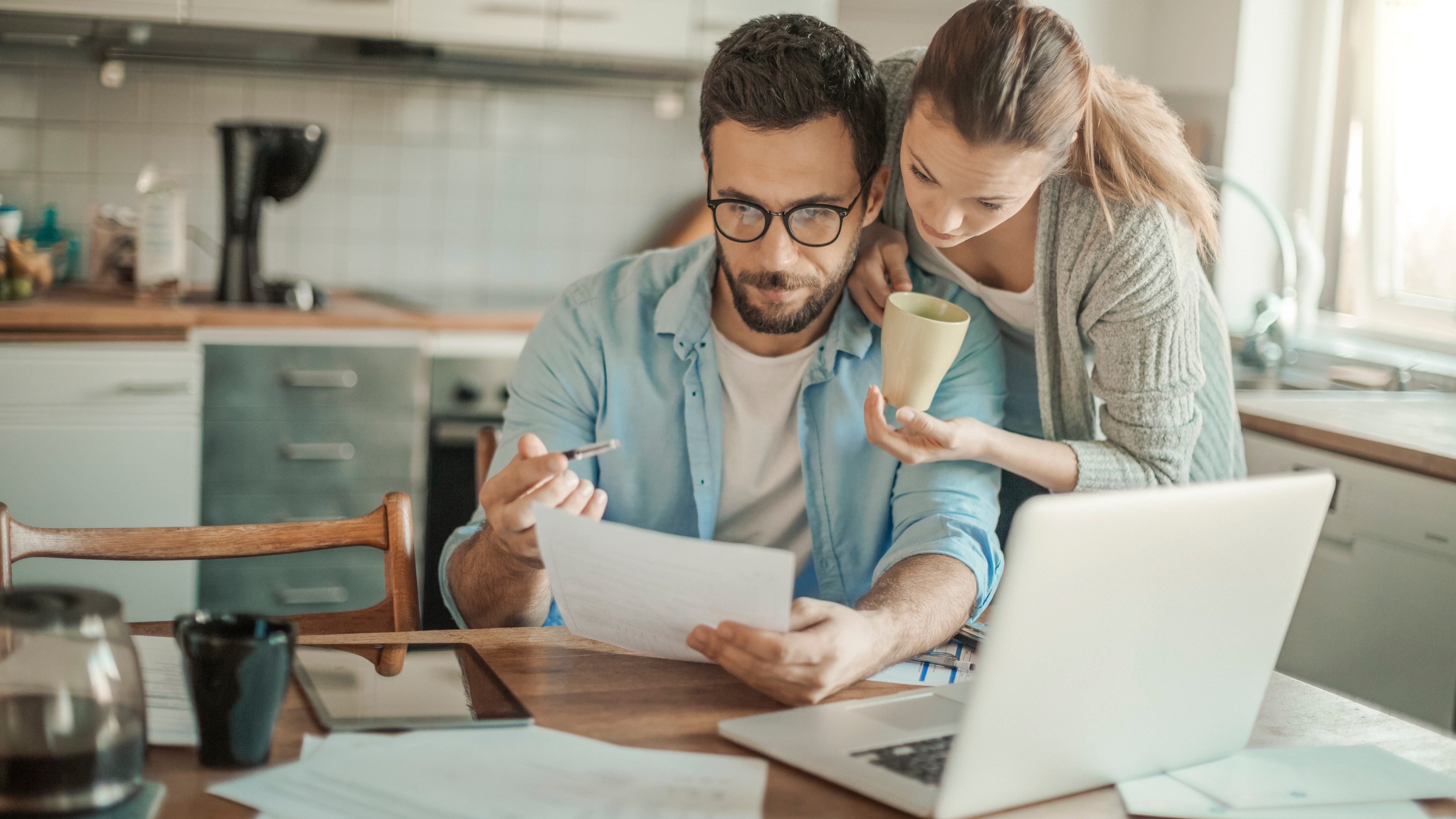 Photo of a couple going through  financials problems