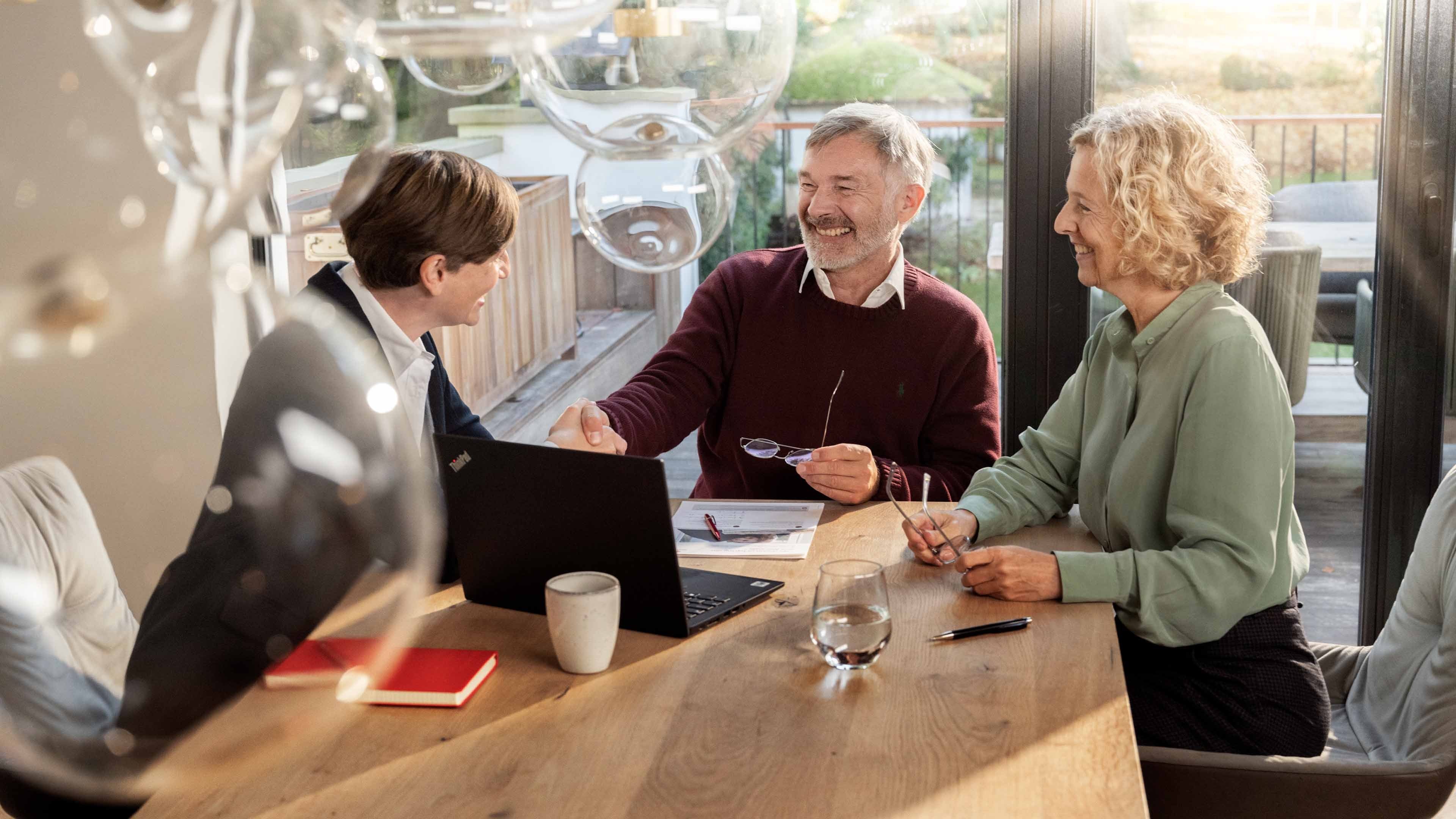 Une conseillère en prévoyance serre la main d’un client