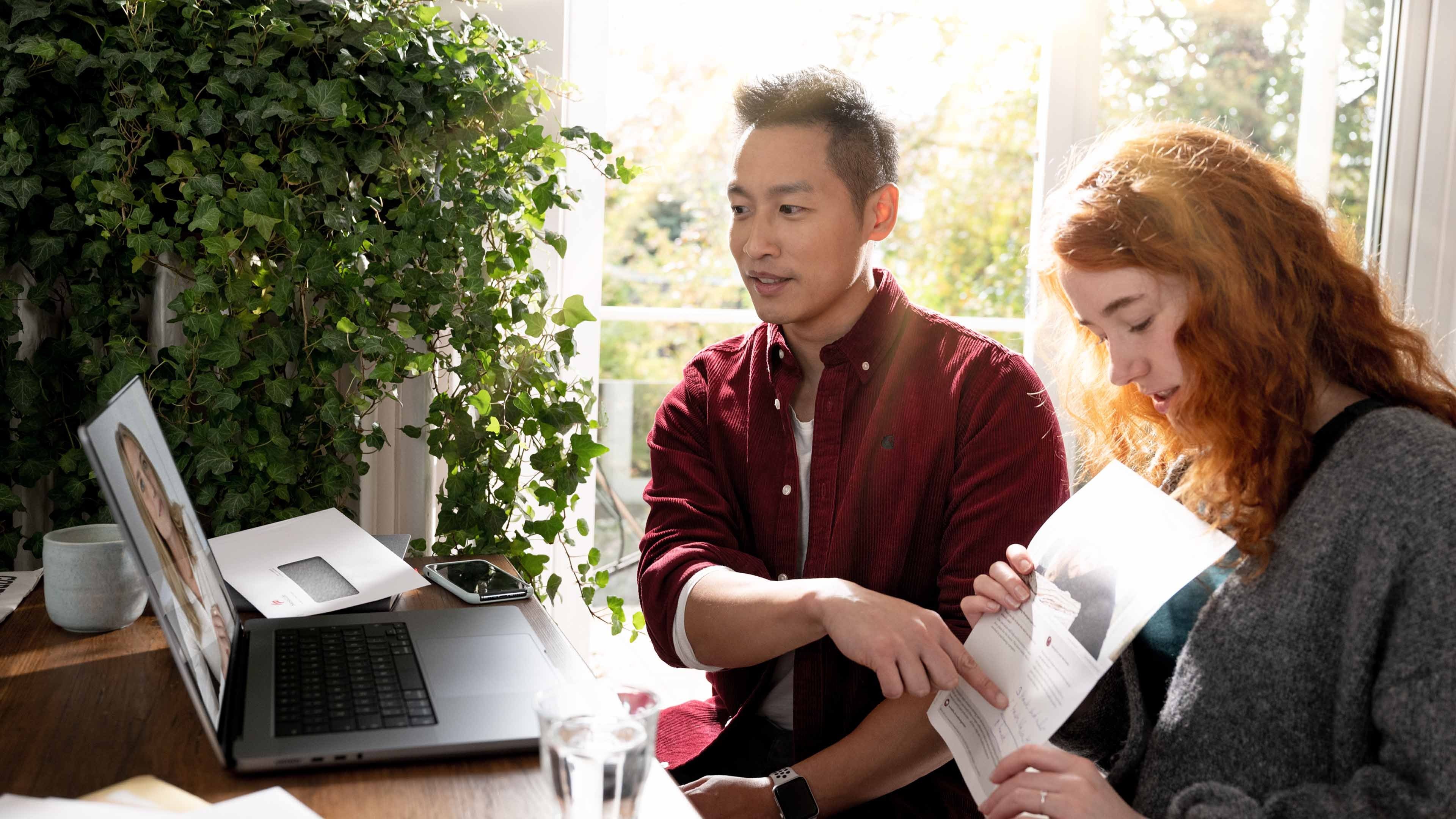 Une jeune femme et un jeune homme lors du conseil numérique devant l’ordinateur portable