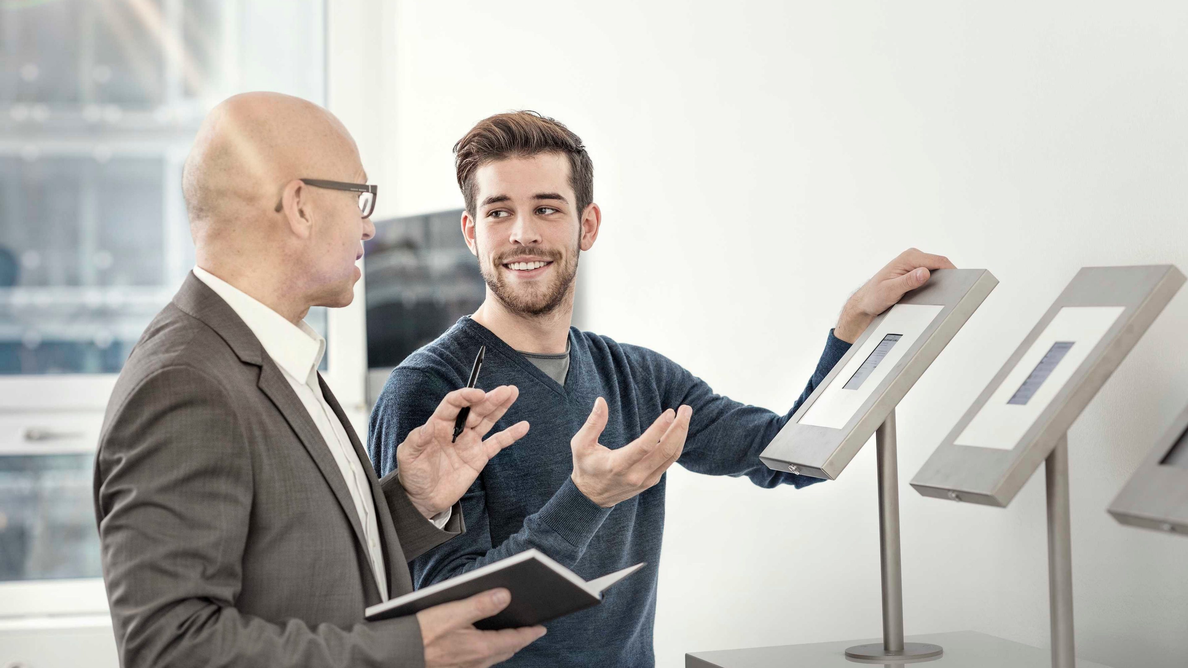 Ein Start-up-Gründer lässt sich von einem Berater zur beruflichen Vorsorge beraten.