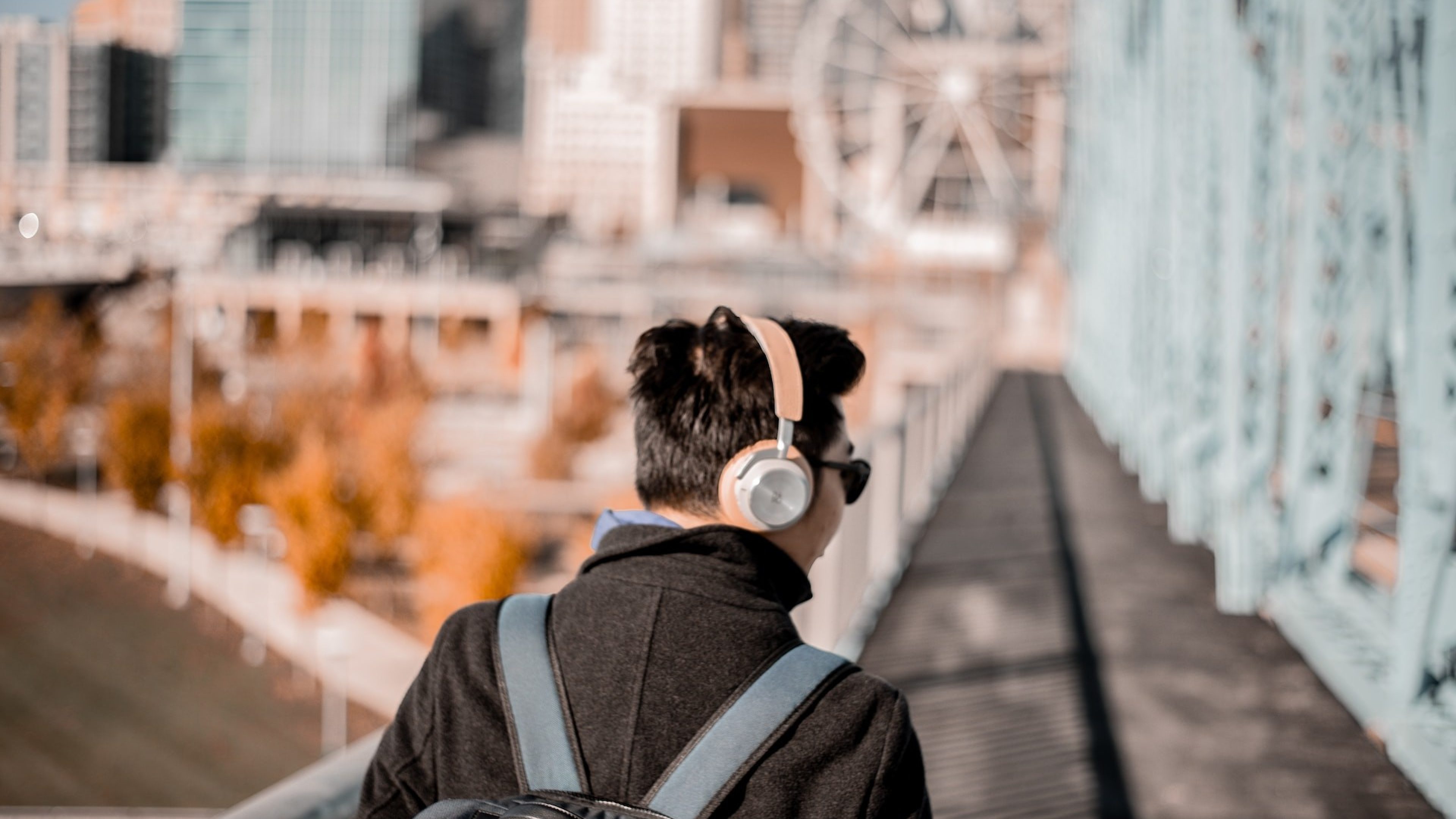 Un homme écoute de la musique avec un casque