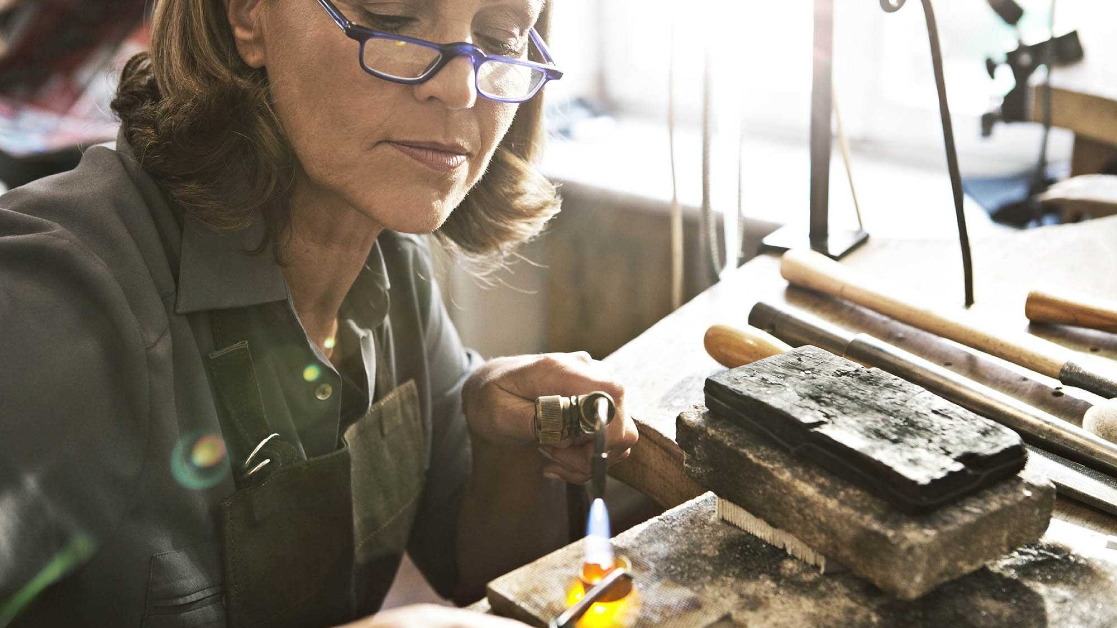 Arbeitskollegen überprüfen Holz in ihrem Bauunternehmen.