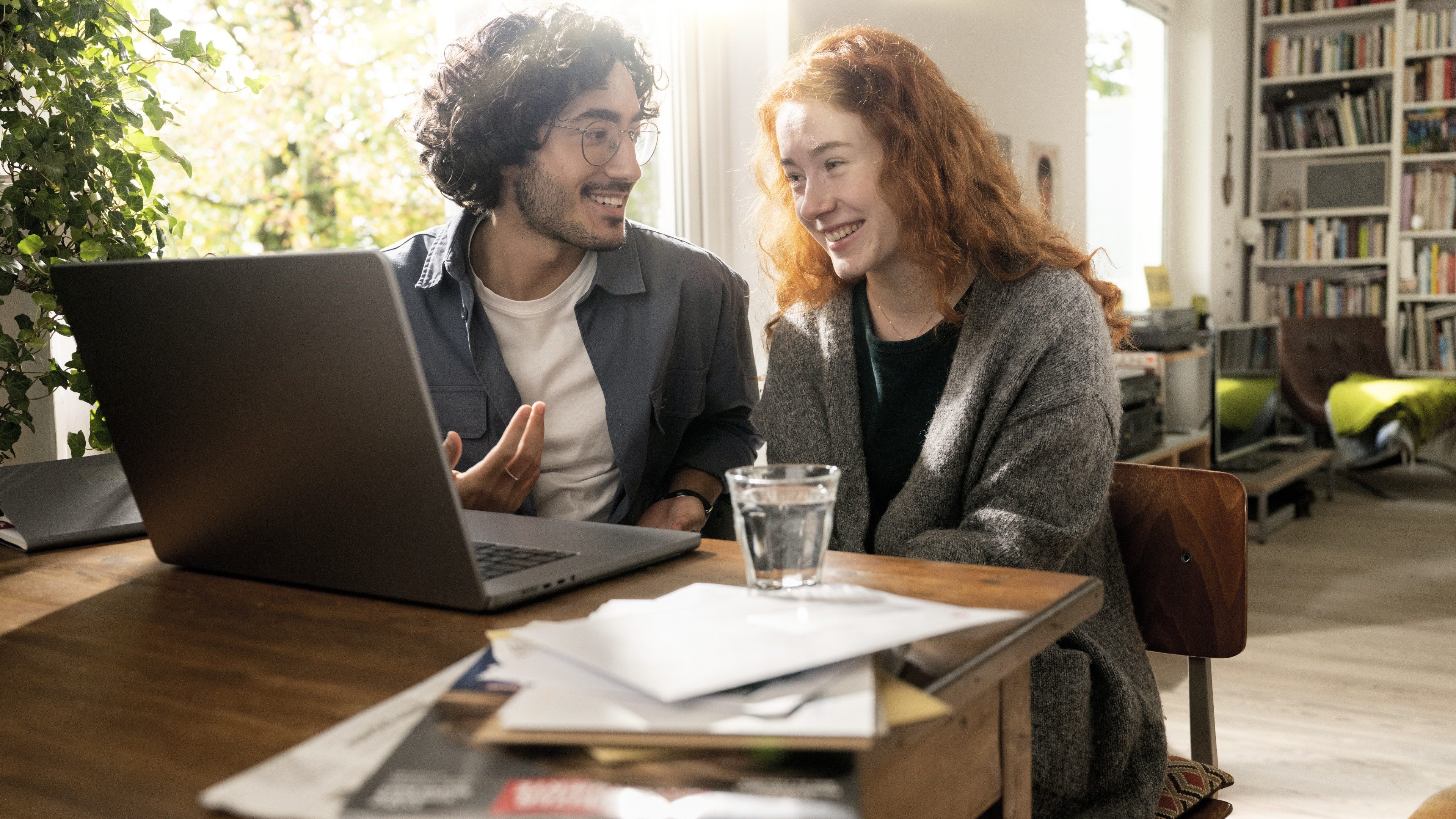 Un jeune couple lit la dernière étude de Swiss Life.