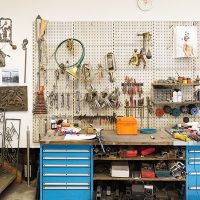 Un atelier avec tournevis, clés et autres outils