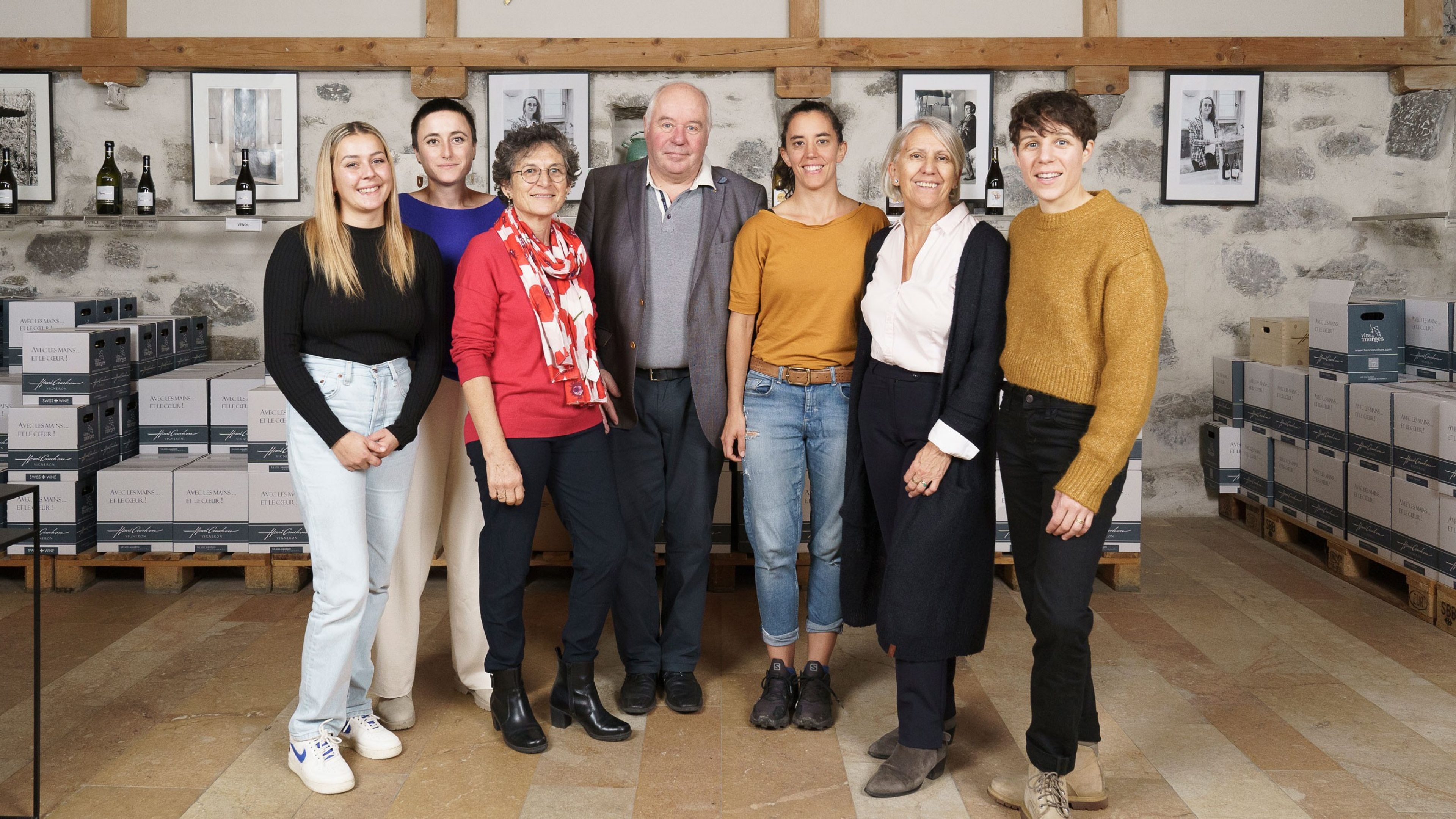 Une famille se tient dans une halle aux vins.