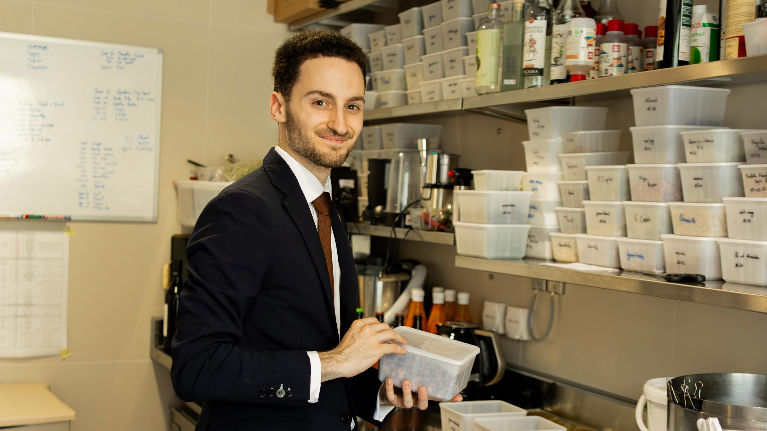 Il mixologo Alexandre Besnault nel suo laboratorio.