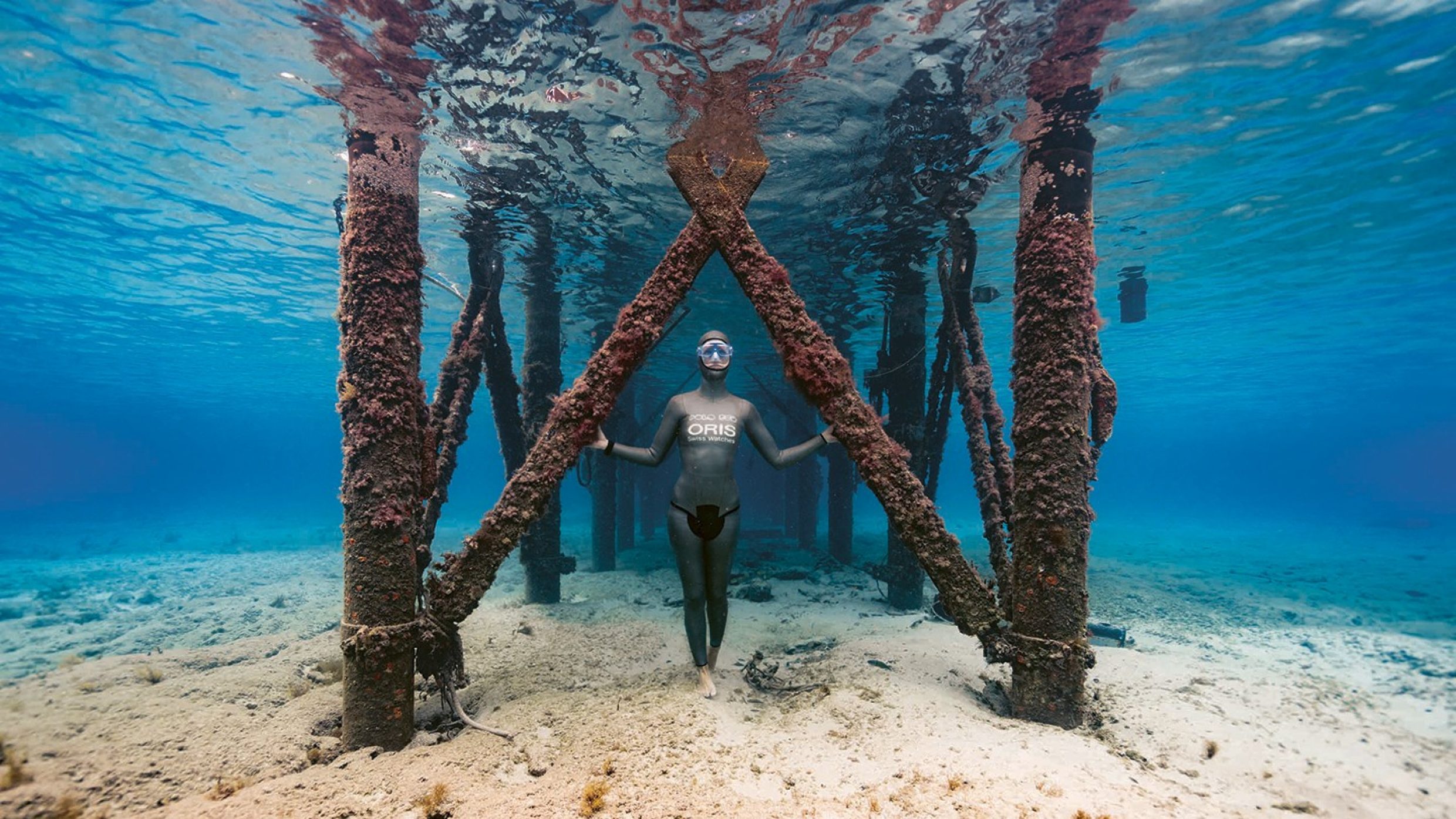 Sul fondo del mare Anna von Boetticher si sente a suo agio. Nella vita, dice l’apneista, l’importante è essere molto concentrati e distaccati a un tempo: «Questo permette di superare i limiti fisici e mentali: è lo stato di grazia in cui si torna a sentire se stessi nel modo giusto». Durante un’immersione, prima di essere trascinati in profondità da un peso, gli atleti abbassano il livello di anidride carbonica nel sangue con una respirazione cosciente e forzata…