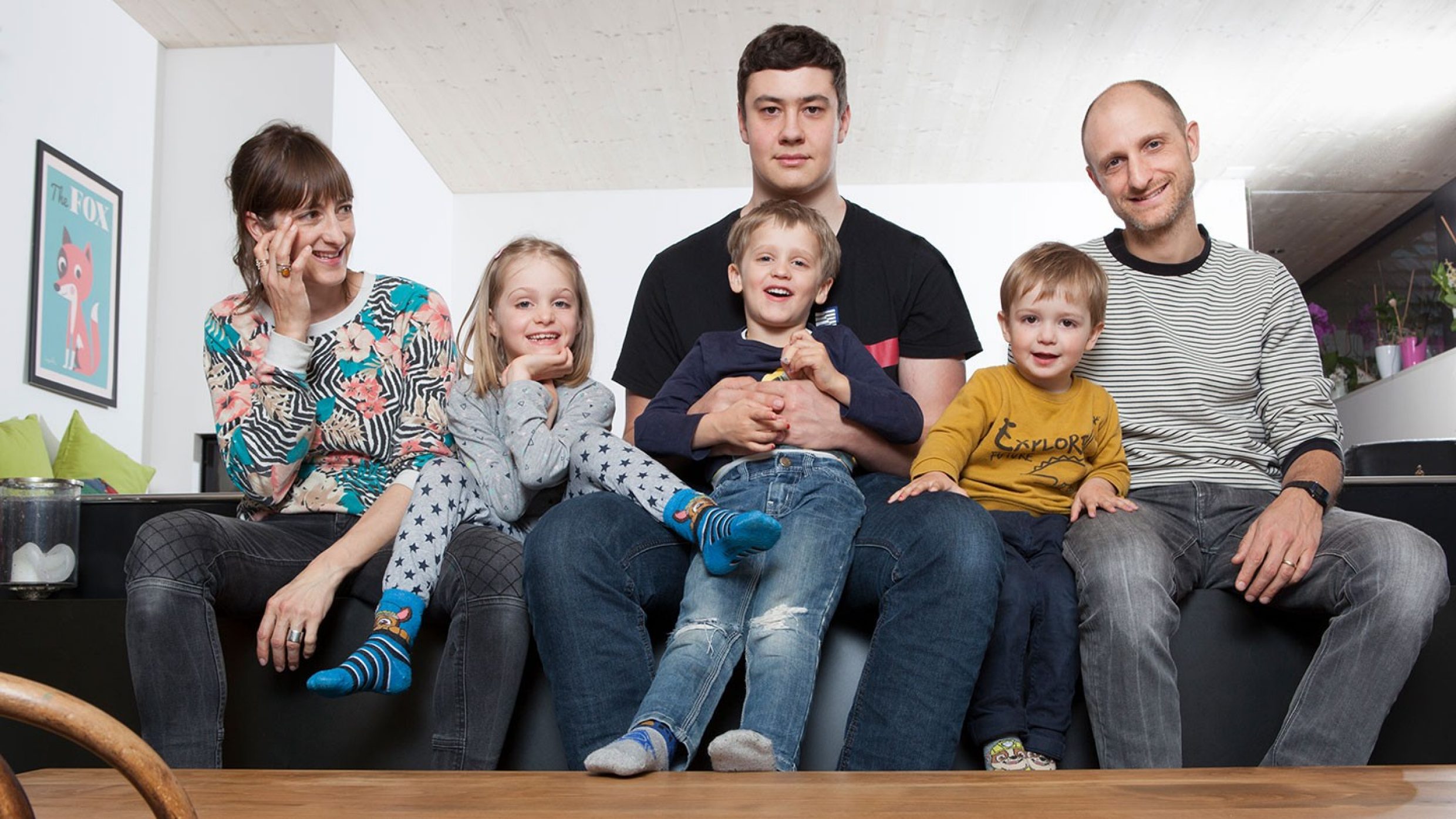Aymeric, a 17 anni, ha lavorato alla pari nel distretto di Sense presso la famiglia Jutzet Tschopp e ha trascorso molto tempo con i figli Marie, Louie e Henri. Cosa ha imparato per il futuro? Aymeric: «La lingua tedesca e tutto ciò che conta per gestire bene un’economia domestica». Dopo un anno nella Svizzera tedesca è tornato alla Svizzera romanda, dove ha iniziato un apprendistato presso il produttore di macchine edili Liebherr.