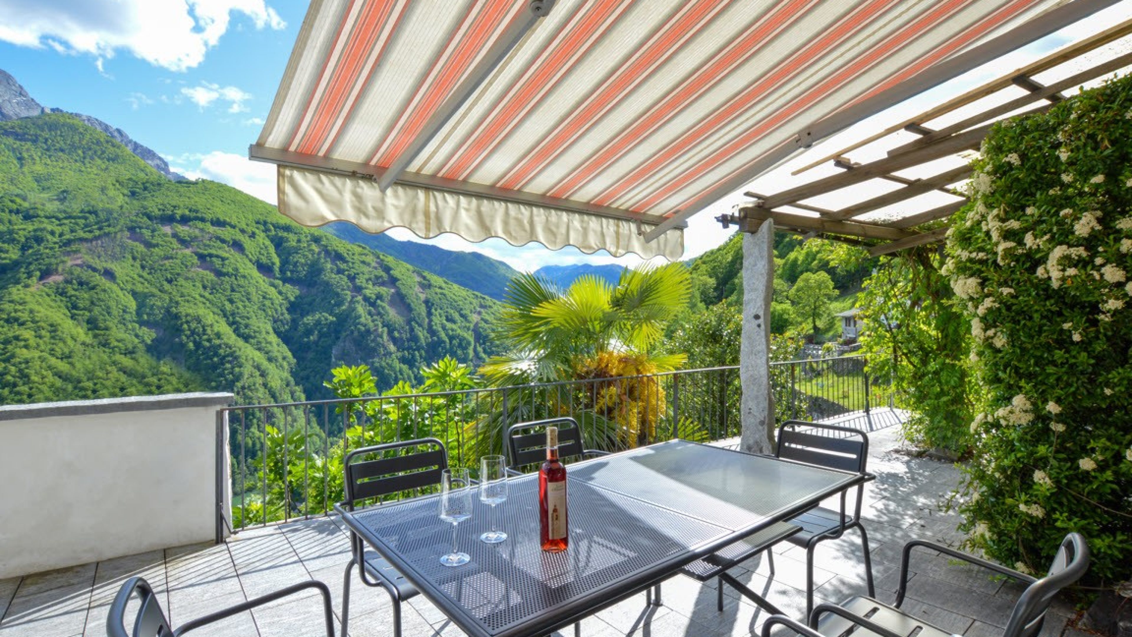 Terrazza soleggiata con vista sulla campagna collinare. 