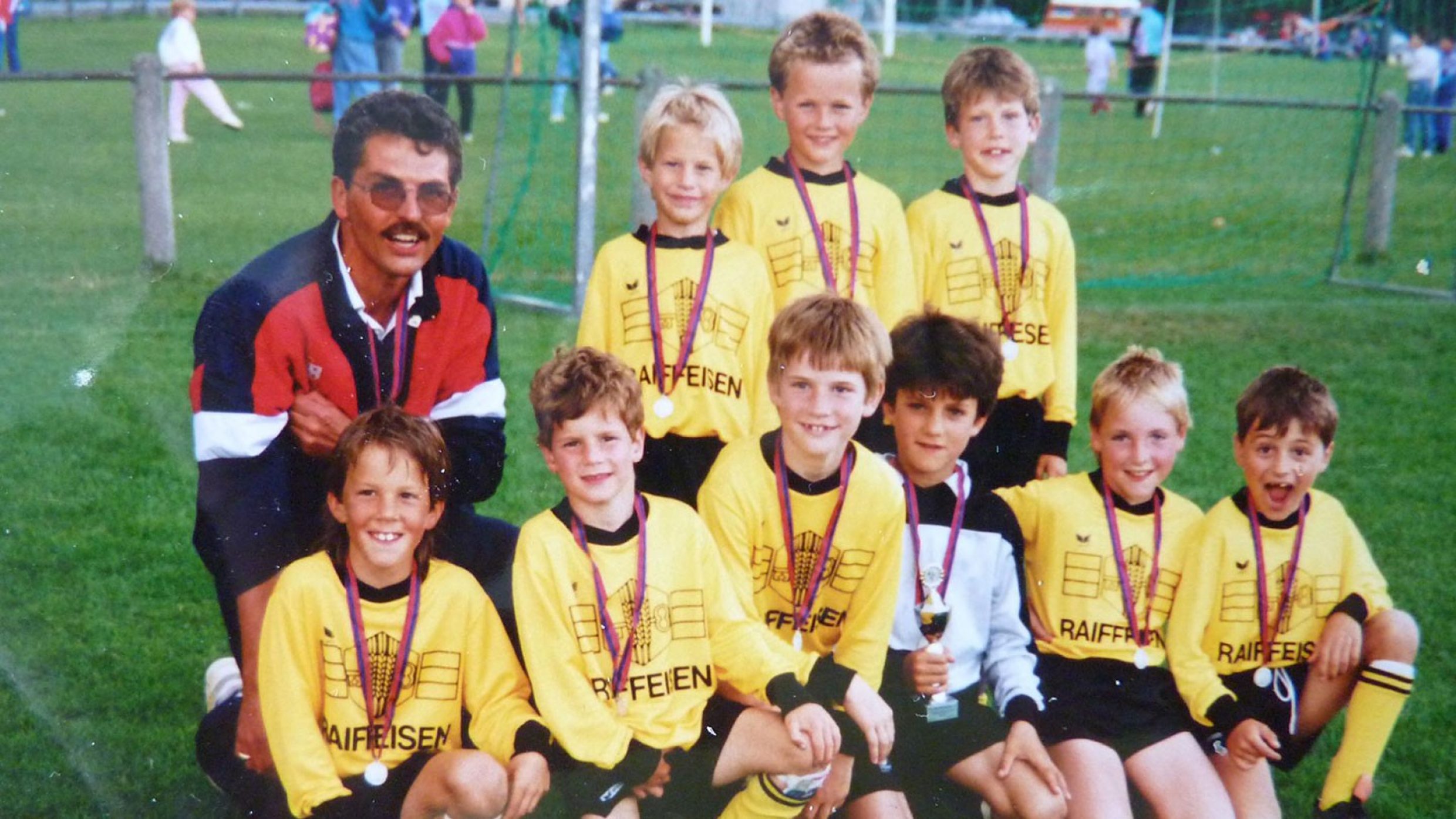 Maestri non si nasce, si diventa: Stephan Lichtsteiner (dietro a destra) con il padre e la squadra junior. «Mio padre è stato il mio allenatore quando ero nella squadra junior FC Adligenswil; di quella squadra mi sono rimasti due ottimi amici».