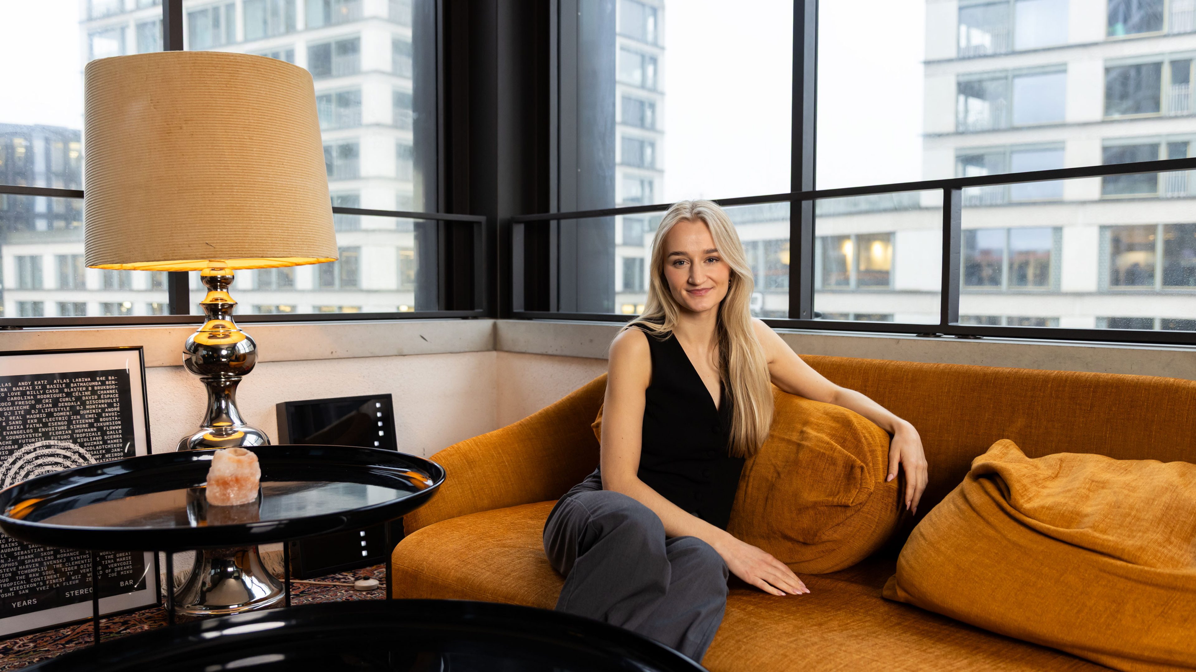 Laura Matter sitzt auf einer Couch.