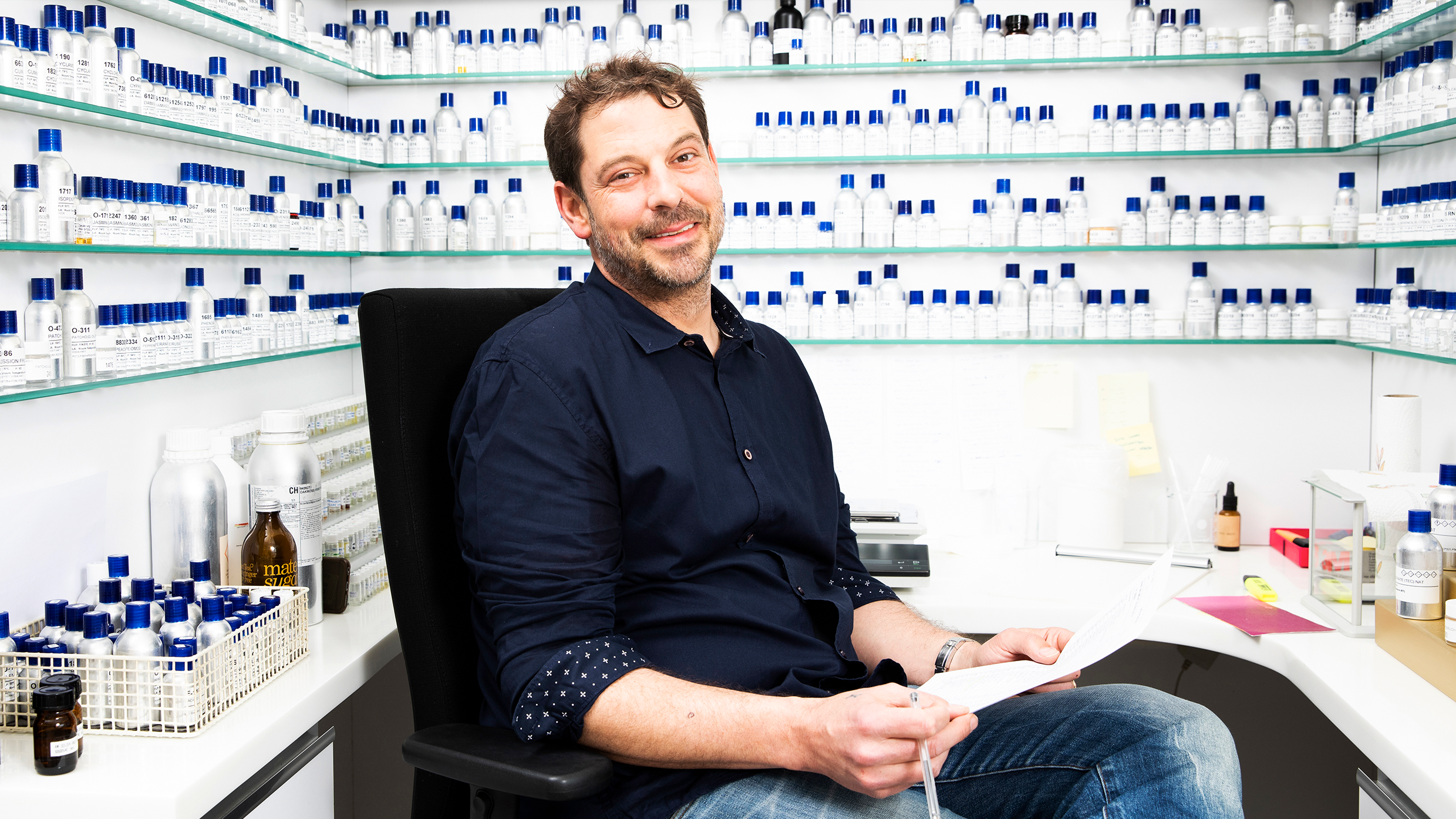 Andreas Wilhelm, ein talentierter Parfümeur, kreiert mit Leidenschaft und Hingabe seine eigenen Düfte. Auf dem Bild ist er bei der Arbeit zu sehen, während er seine Fähigkeiten und Kreativität einsetzt, um ein Meisterwerk der Duftherstellung zu schaffen.