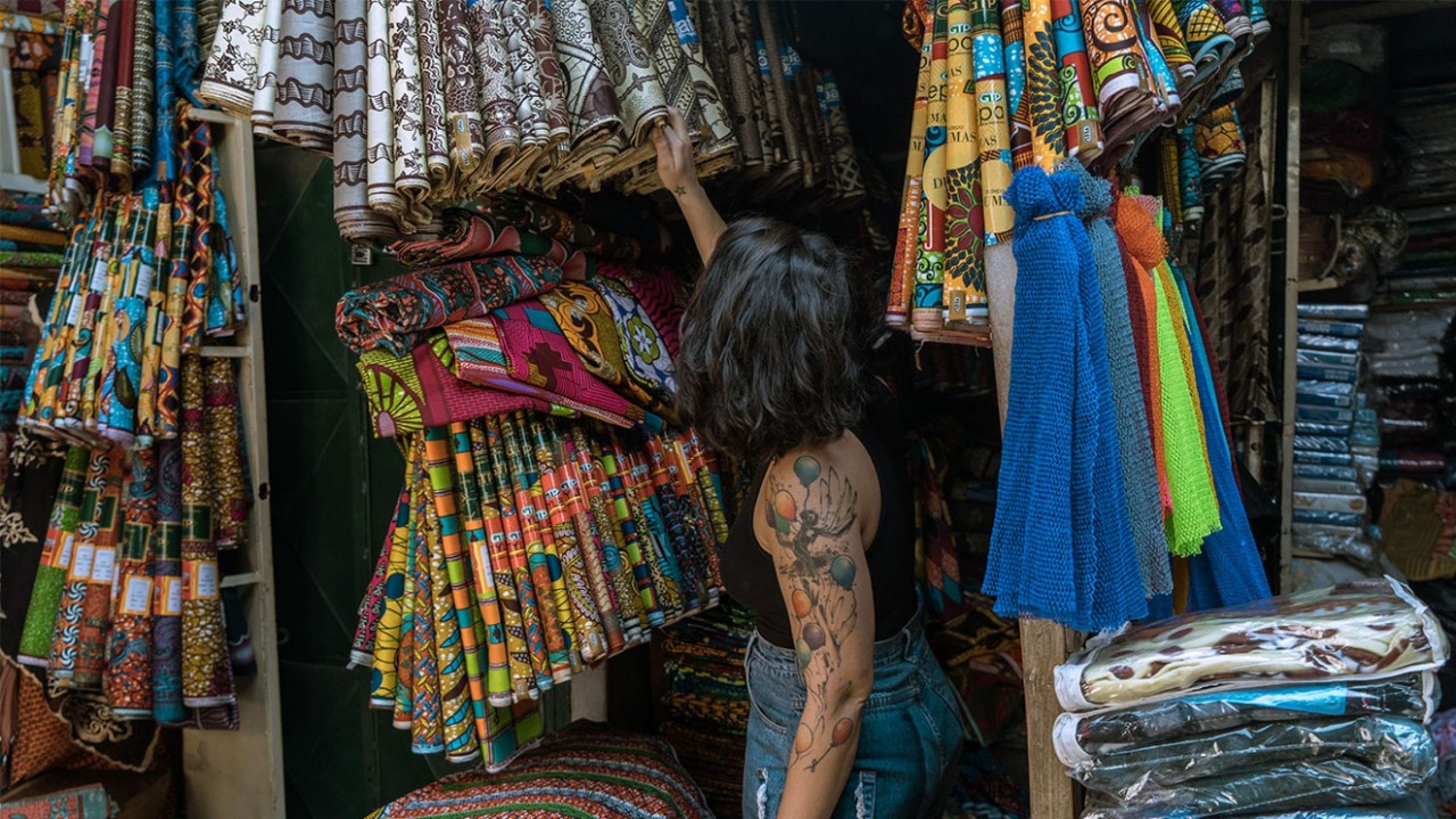In giro per il mercato di Makola: per determinati pezzi ricerco le stoffe e le acquisto insieme allo stilista. 