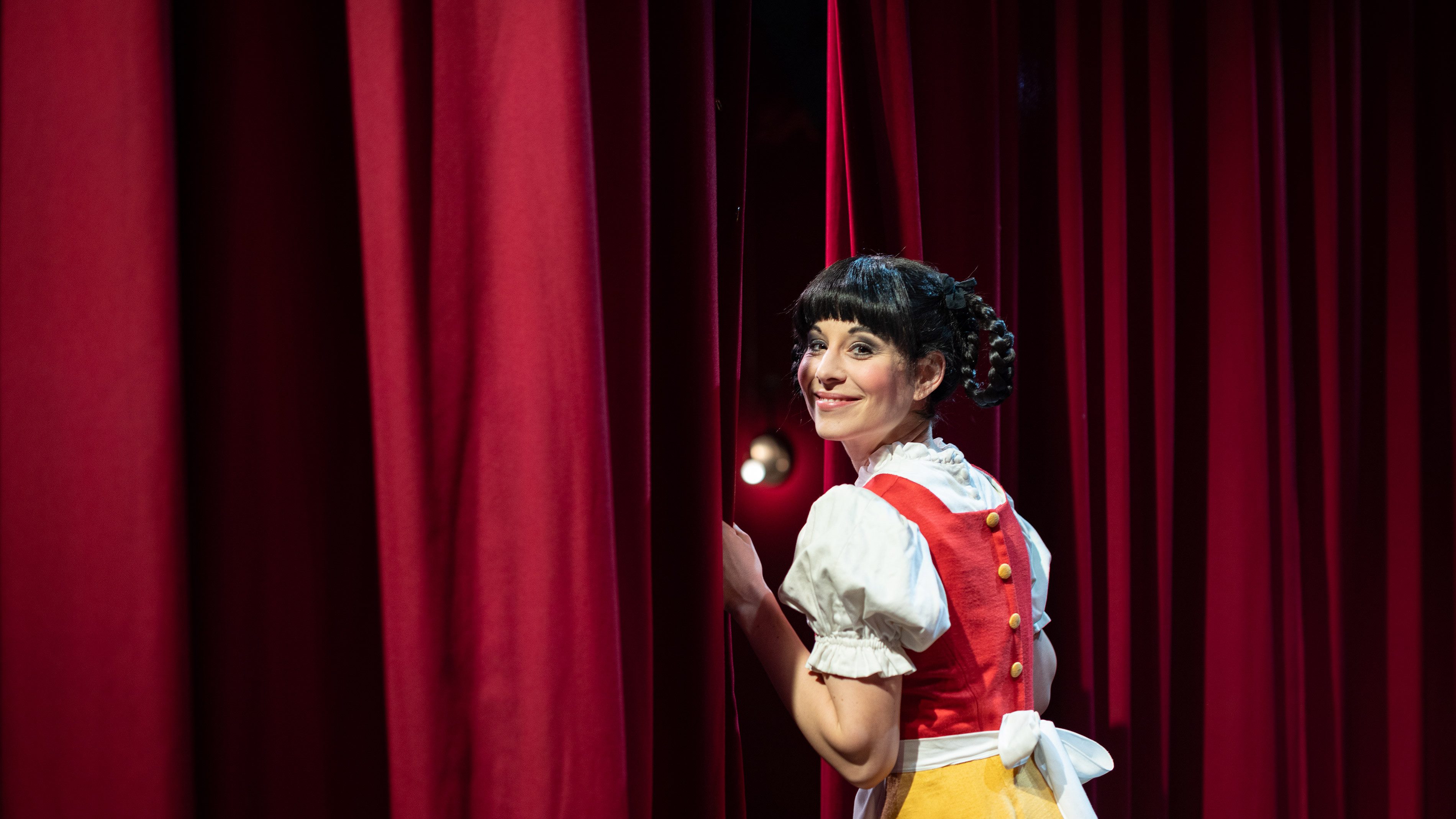 Ramona Fattini nel ruolo di Pechmarie nel Theater am Hechtplatz .