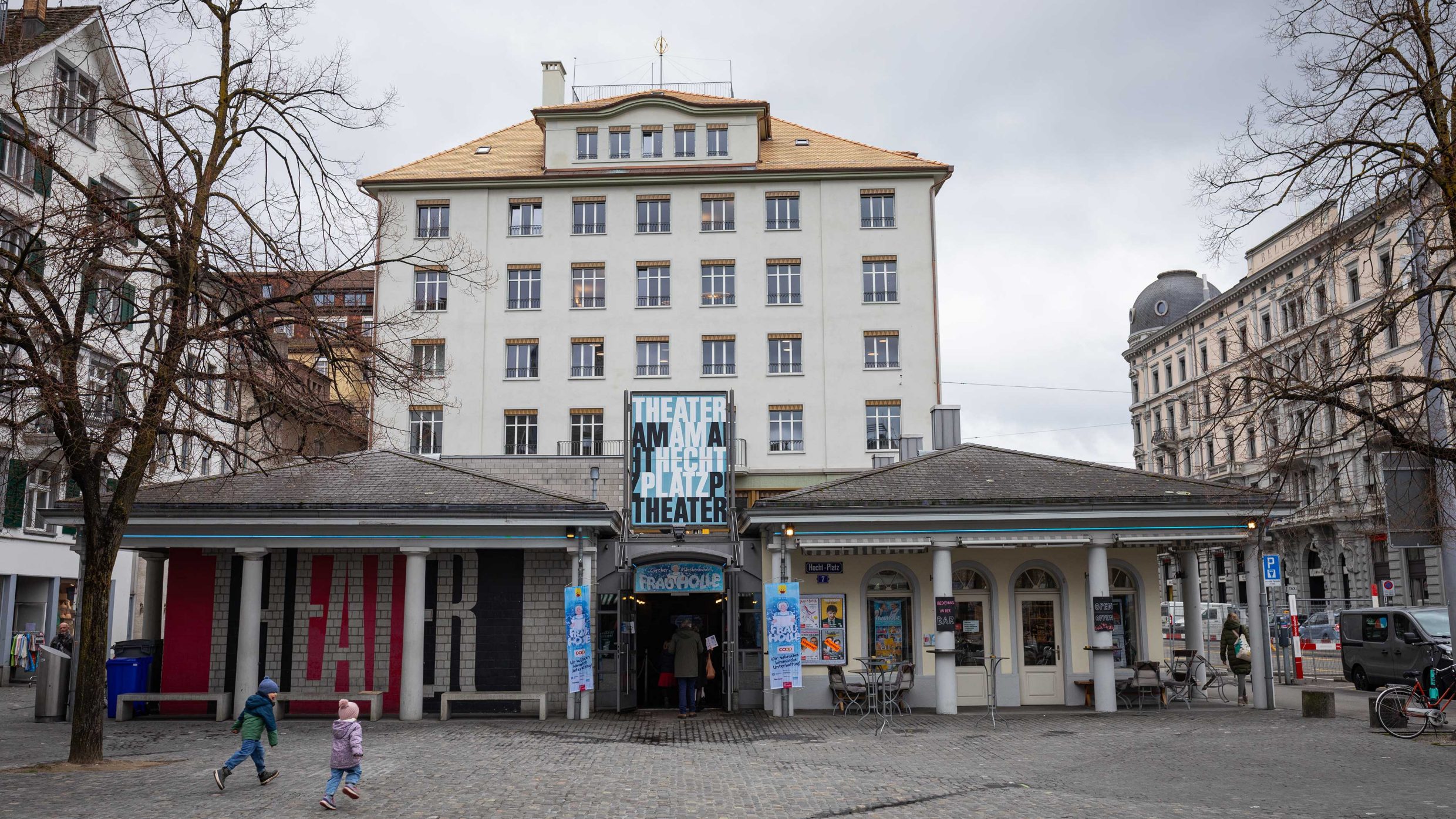 Veduta esterna dal palcoscenico delle fiabe di Zurigo dal teatro am Hechtplatz.