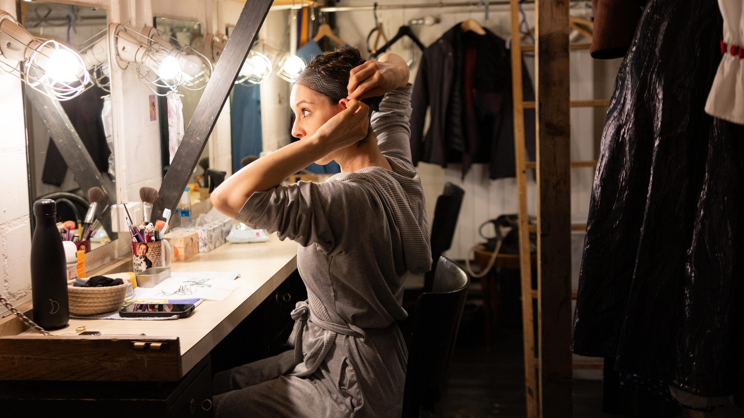 Ramona Fattini in maschera prima di una rappresentazione teatrale.