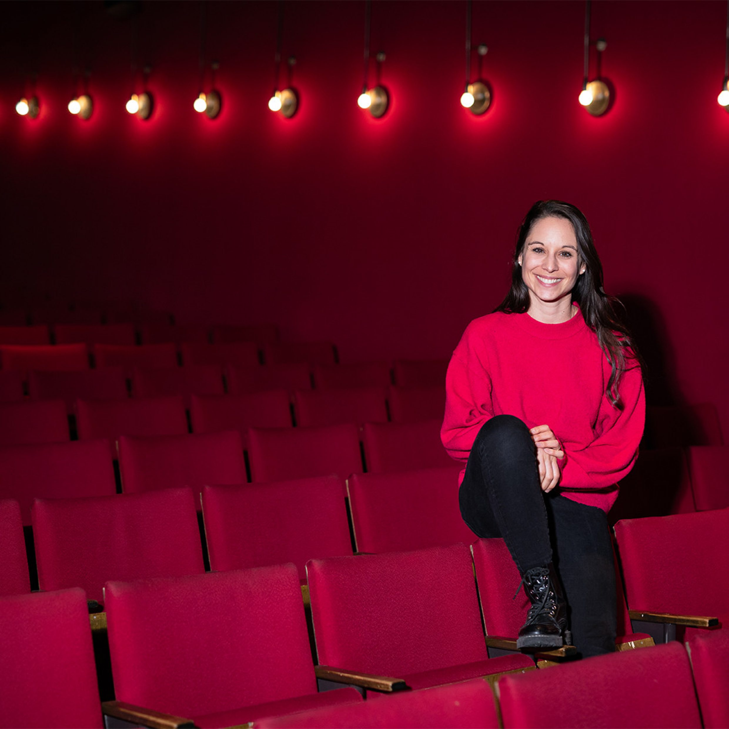 Ramona Fattini è seduta nella sala teatrale del Theater am Hechtplatz.