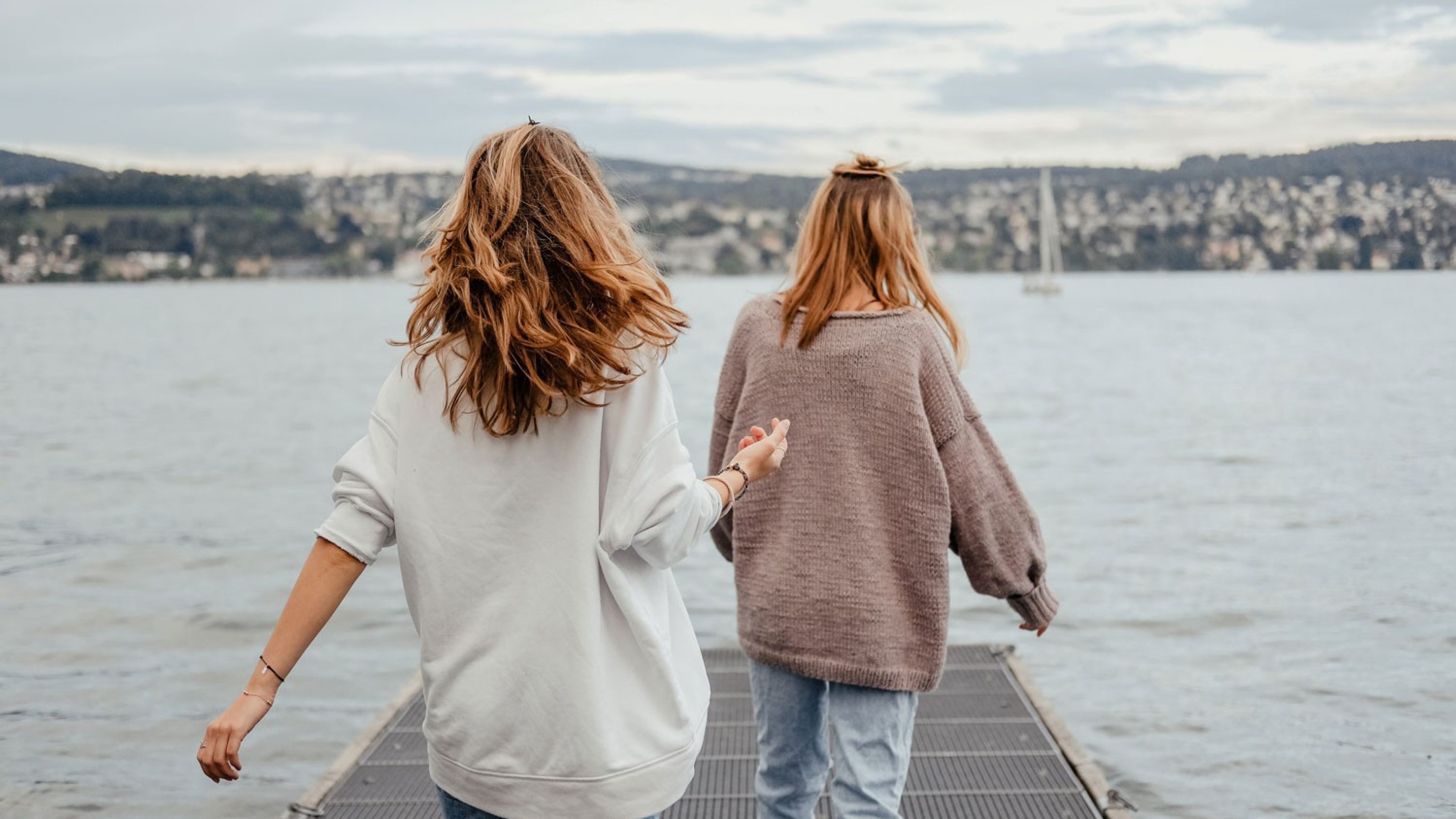 Due donne su un pontile presso il Lago di Zurigo