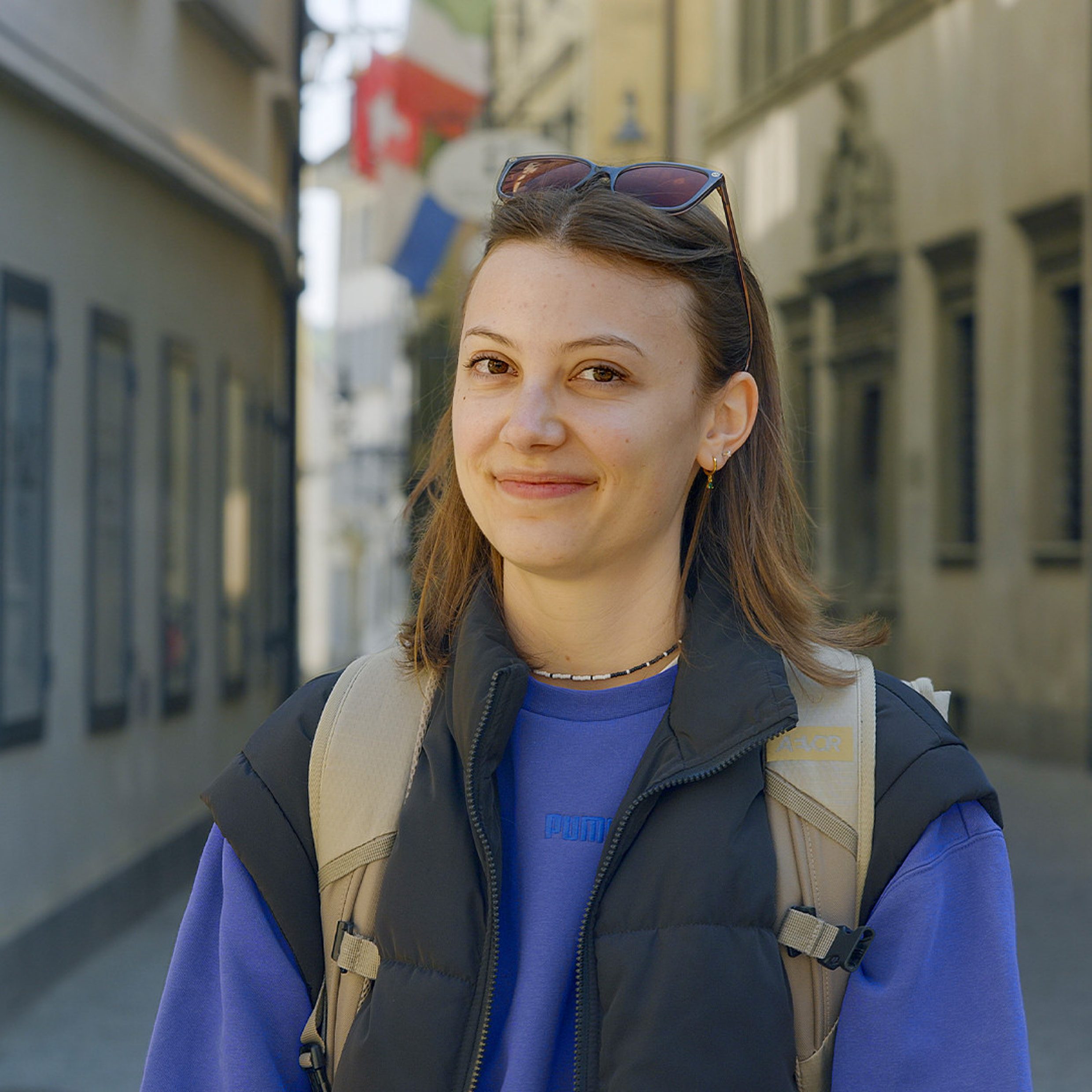 Ritratto di Aileen sullo sfondo, il centro storico di Lucerna.