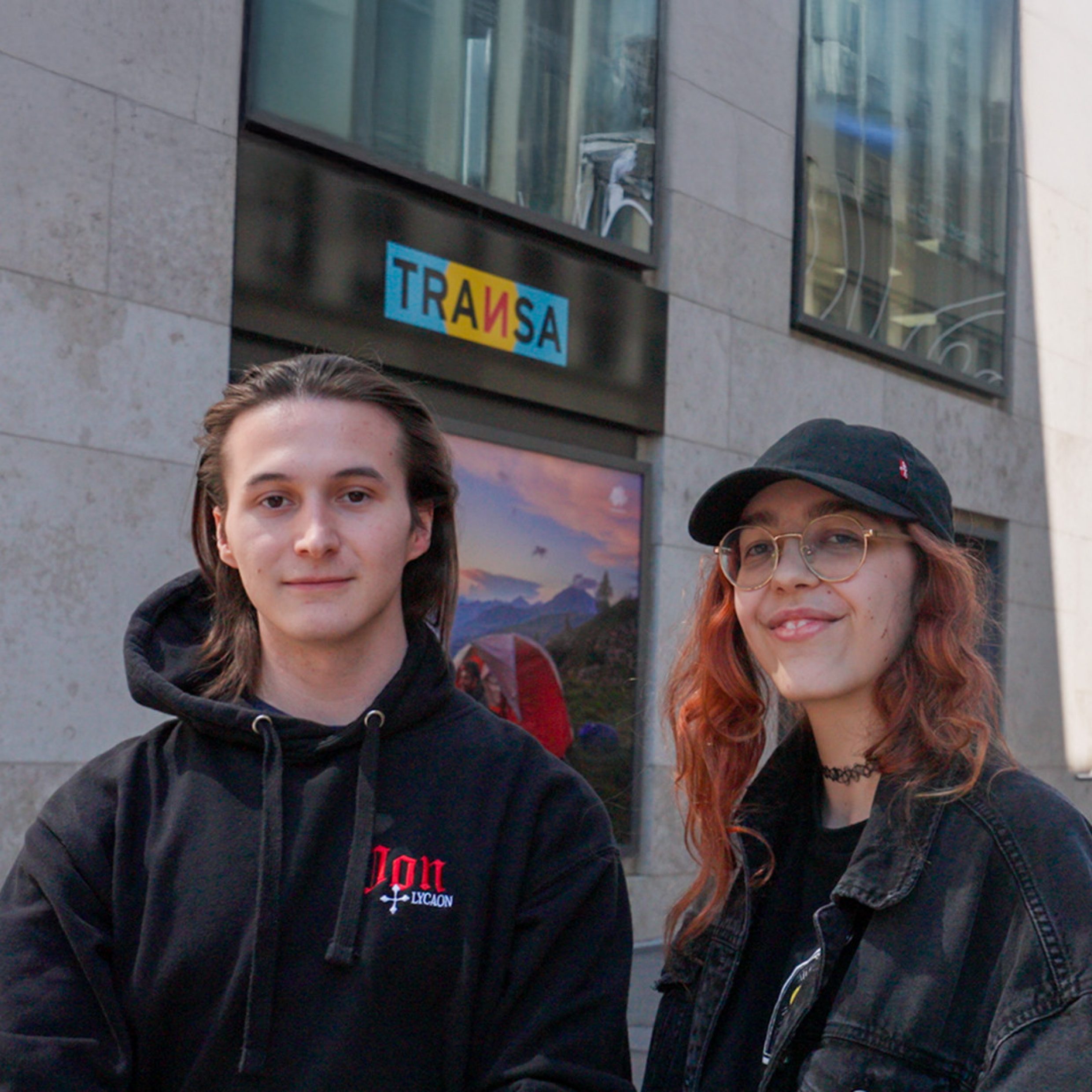 Fotografia di due giovani adulti in città