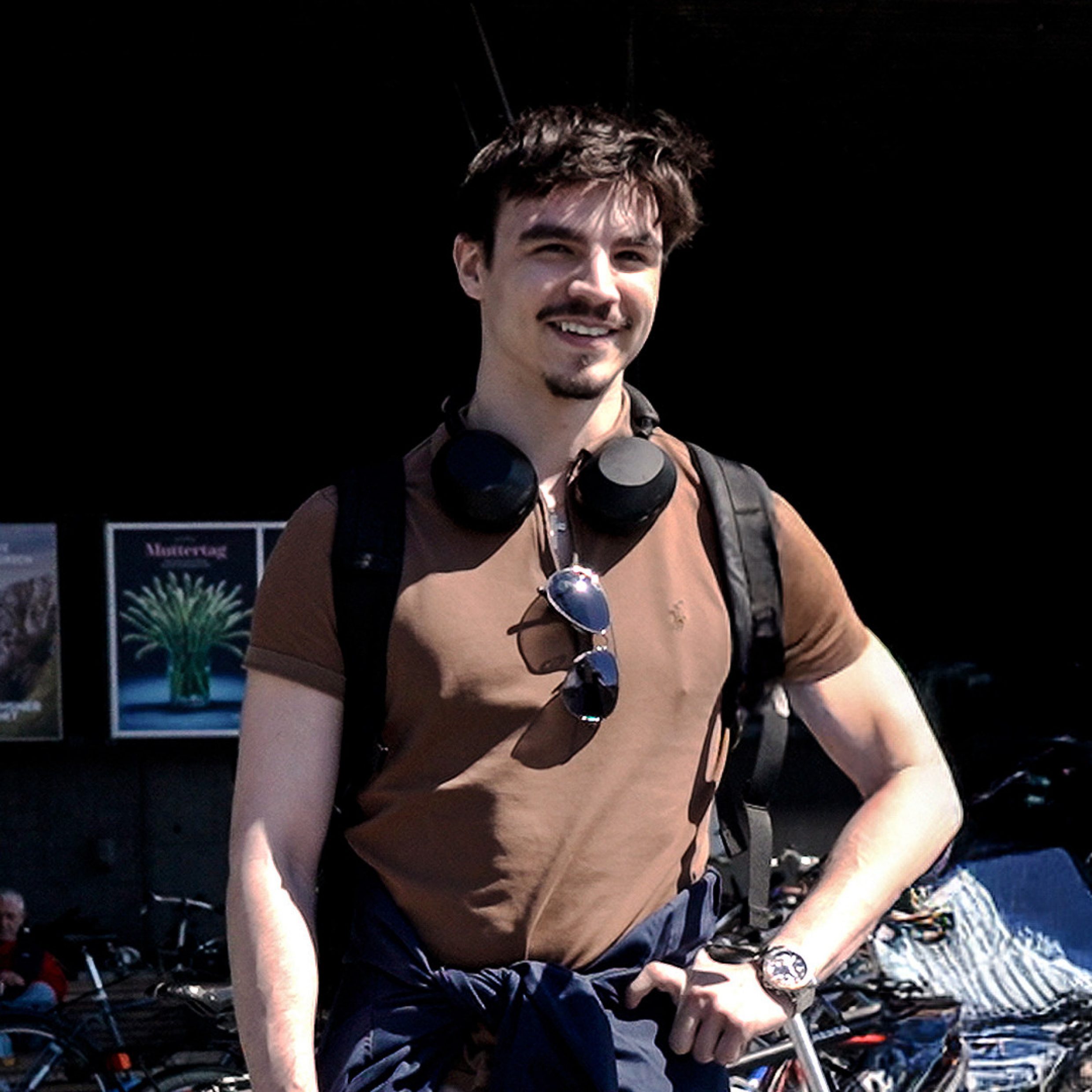 Ritratto di un giovane uomo fuori in città