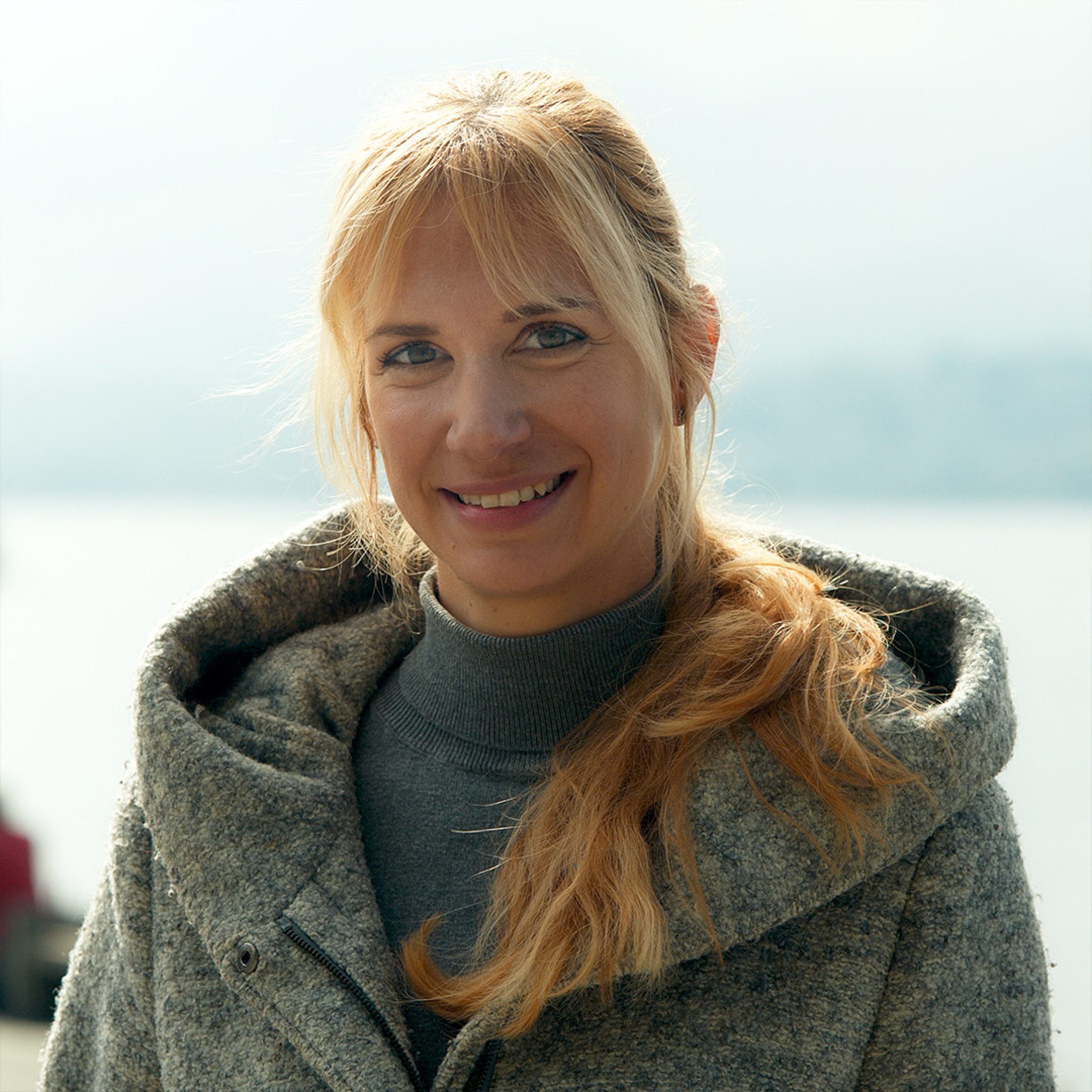 Ritratto di donna, sullo sfondo si vede il Lago di Zurigo.