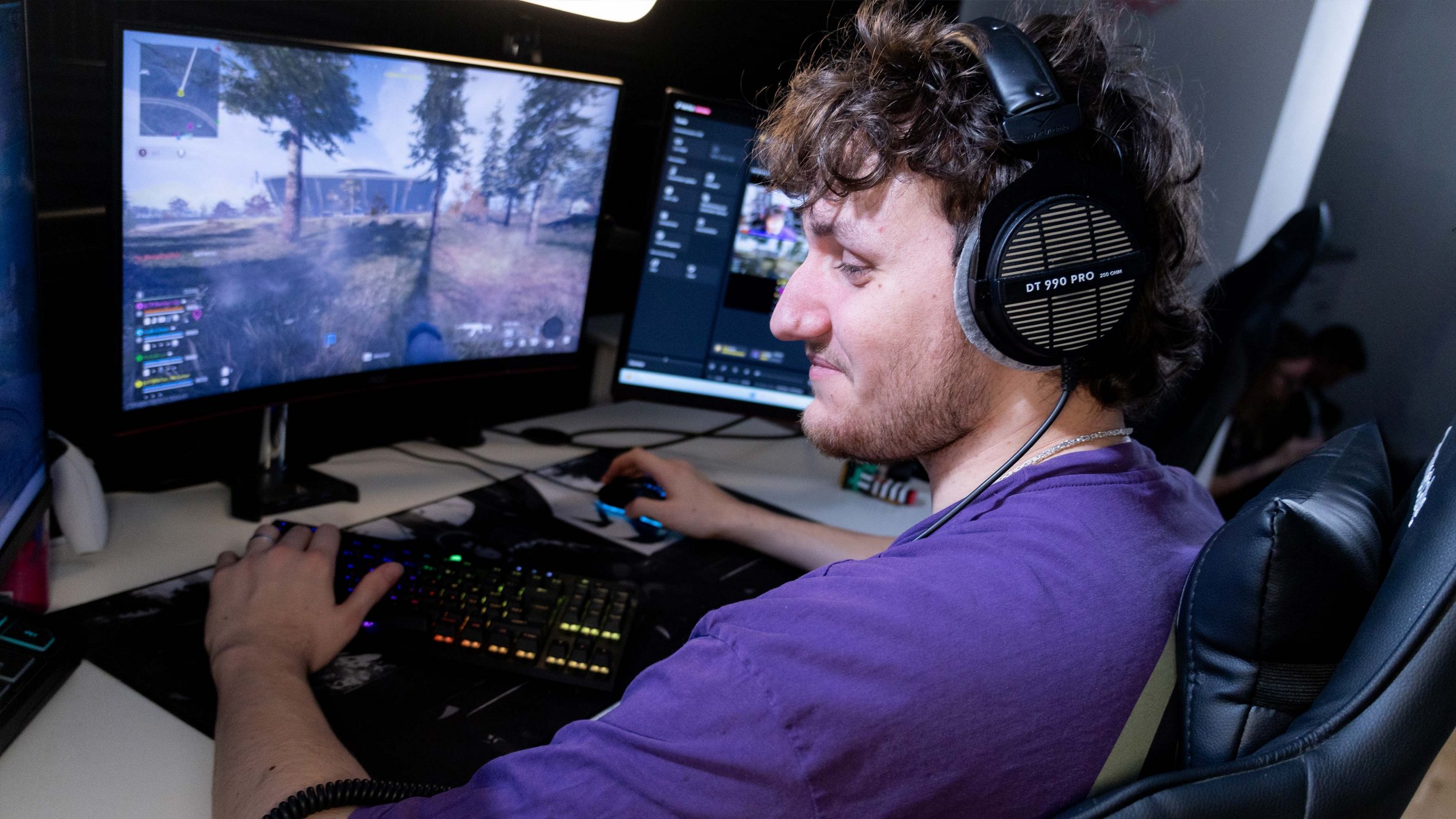 Ritratto fotografico di un uomo seduto alla scrivania con monitor