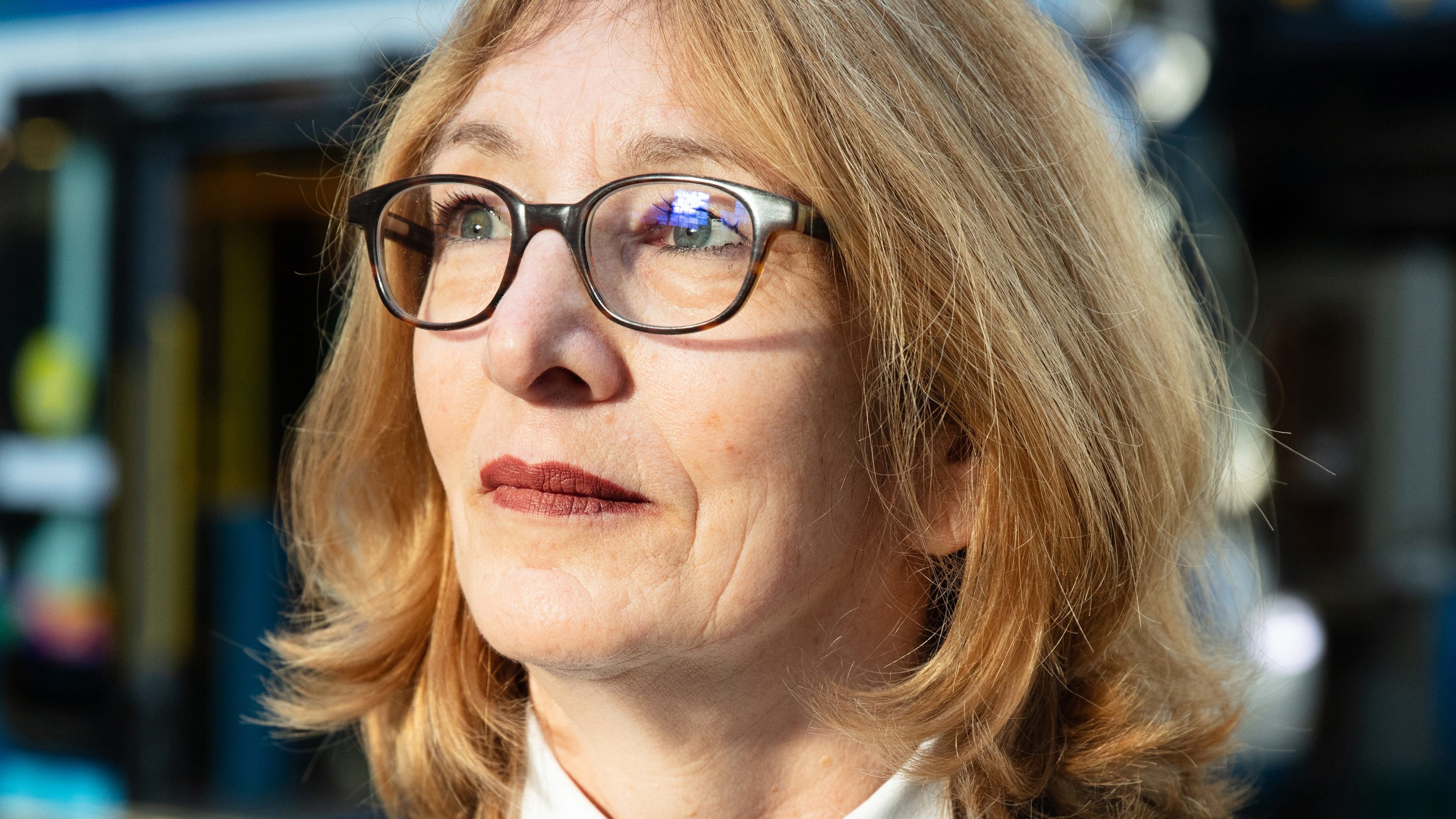 Foto Ritratto Donna con occhiali a 60 anni