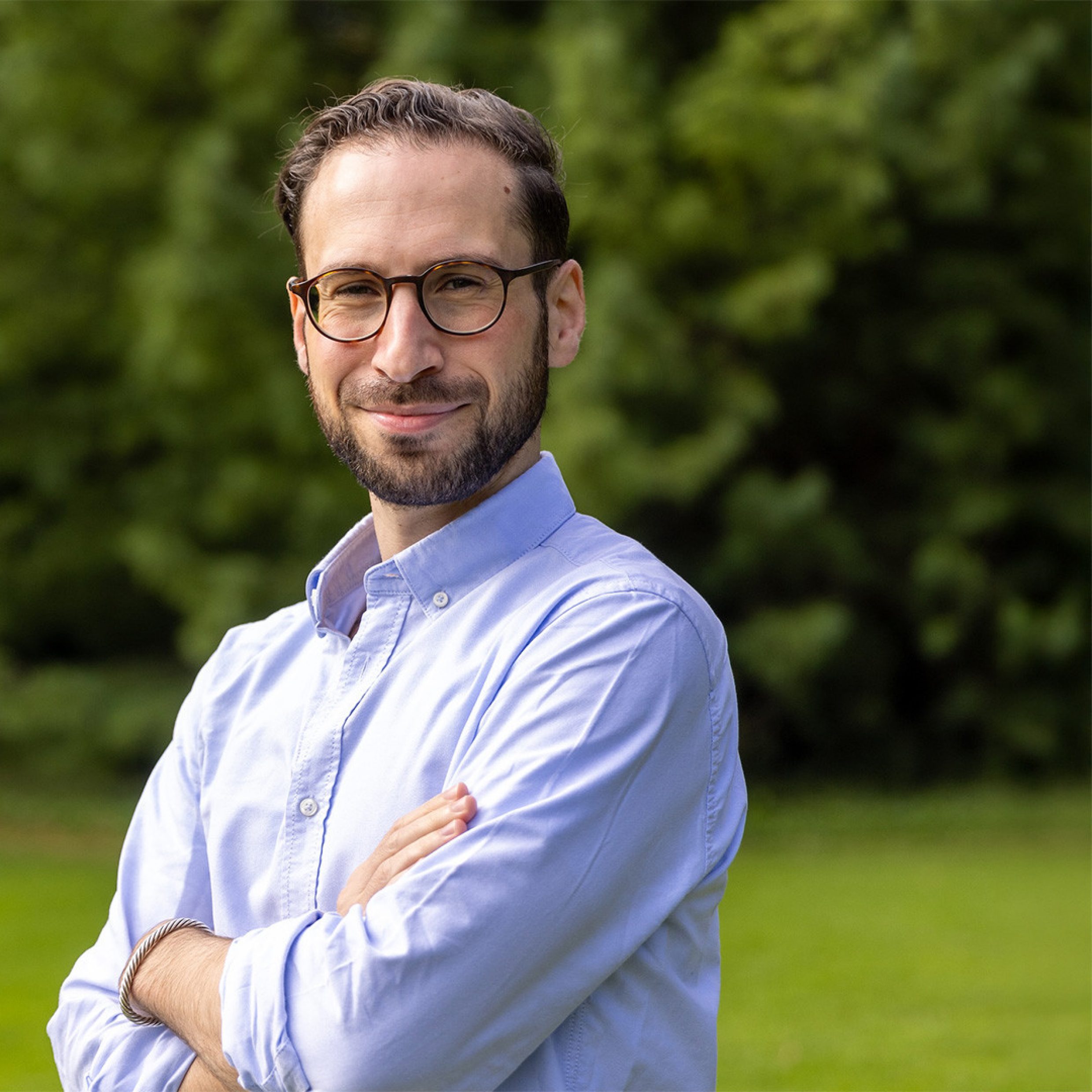 Ritratto fotografico di un uomo con gli occhiali che sorride